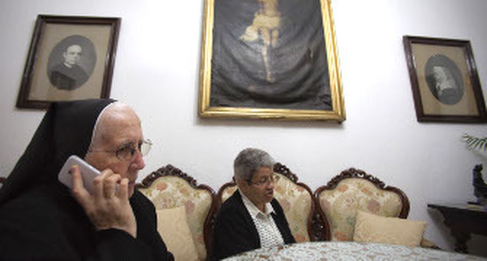 Enriqueta Romero, a la izquierda, era la madre general cuando García Márquez visitó el convento en julio de 1992. A su lado, Benilda. / Antonio Pizarro