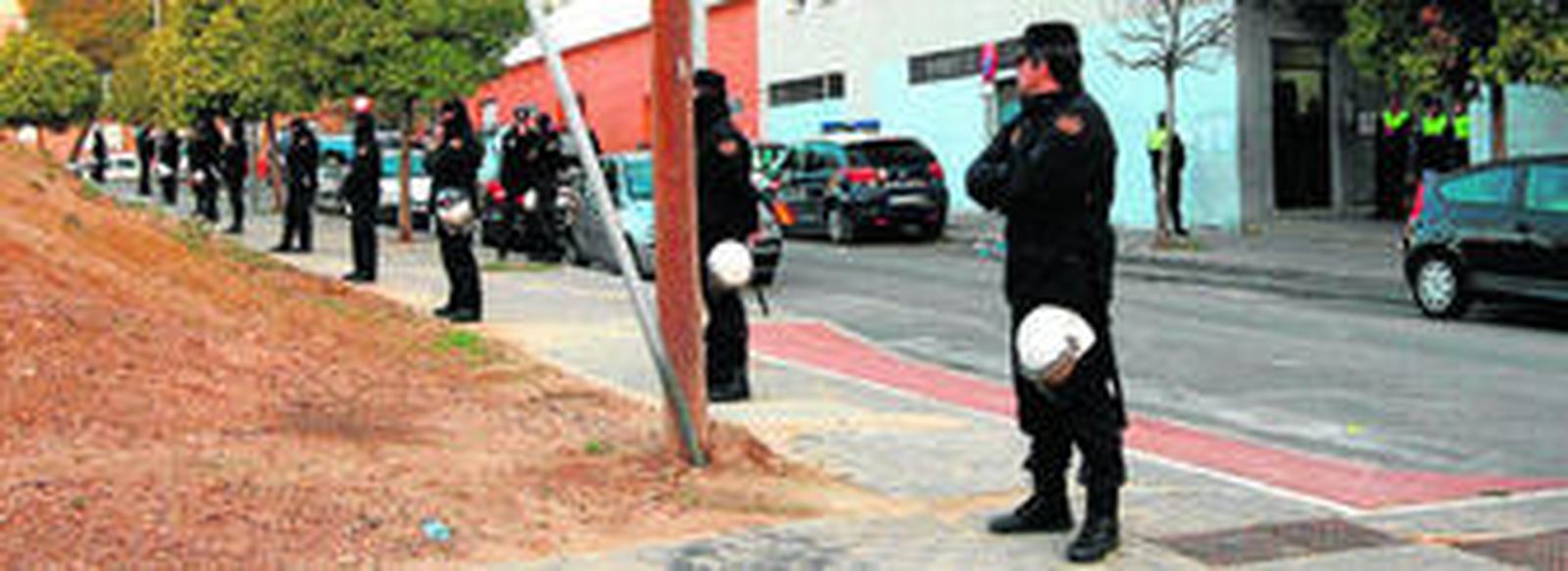 Agentes de la Policía Nacional y de la Local desplegados a lo largo de la calle Jazmín y en las puertas del edificio donde se produjo el desalojo.
