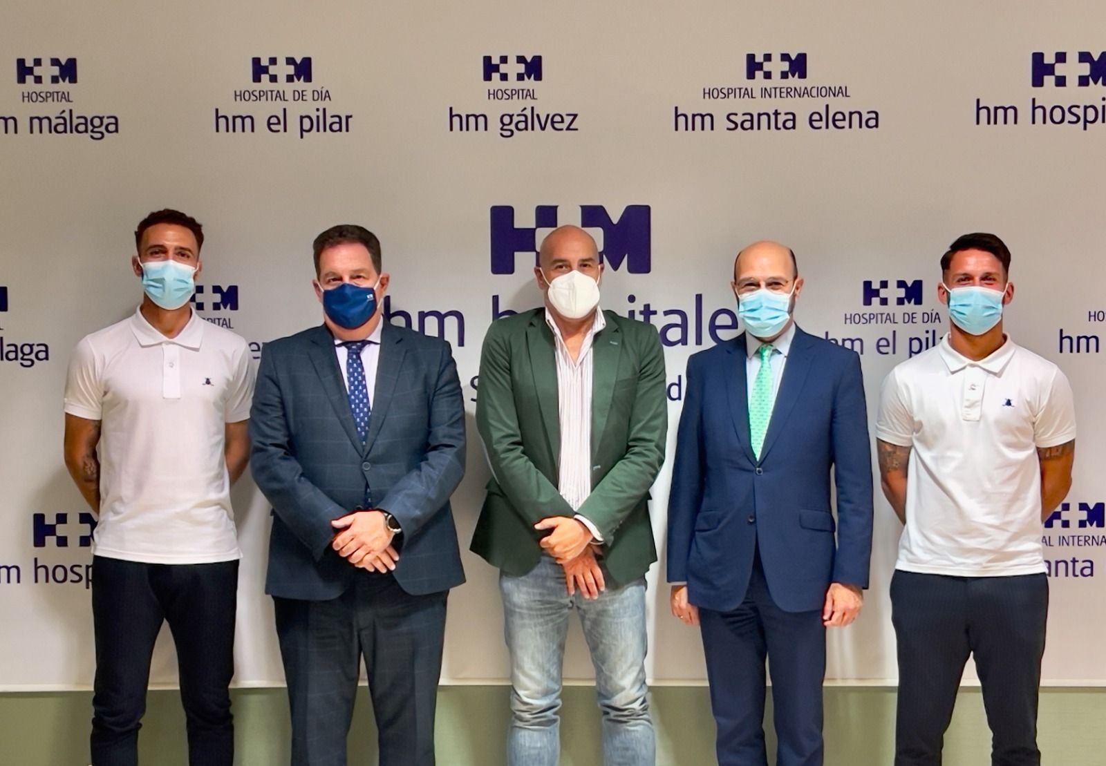 Los representantes de ambas instituciones tras la firma del acuerdo.