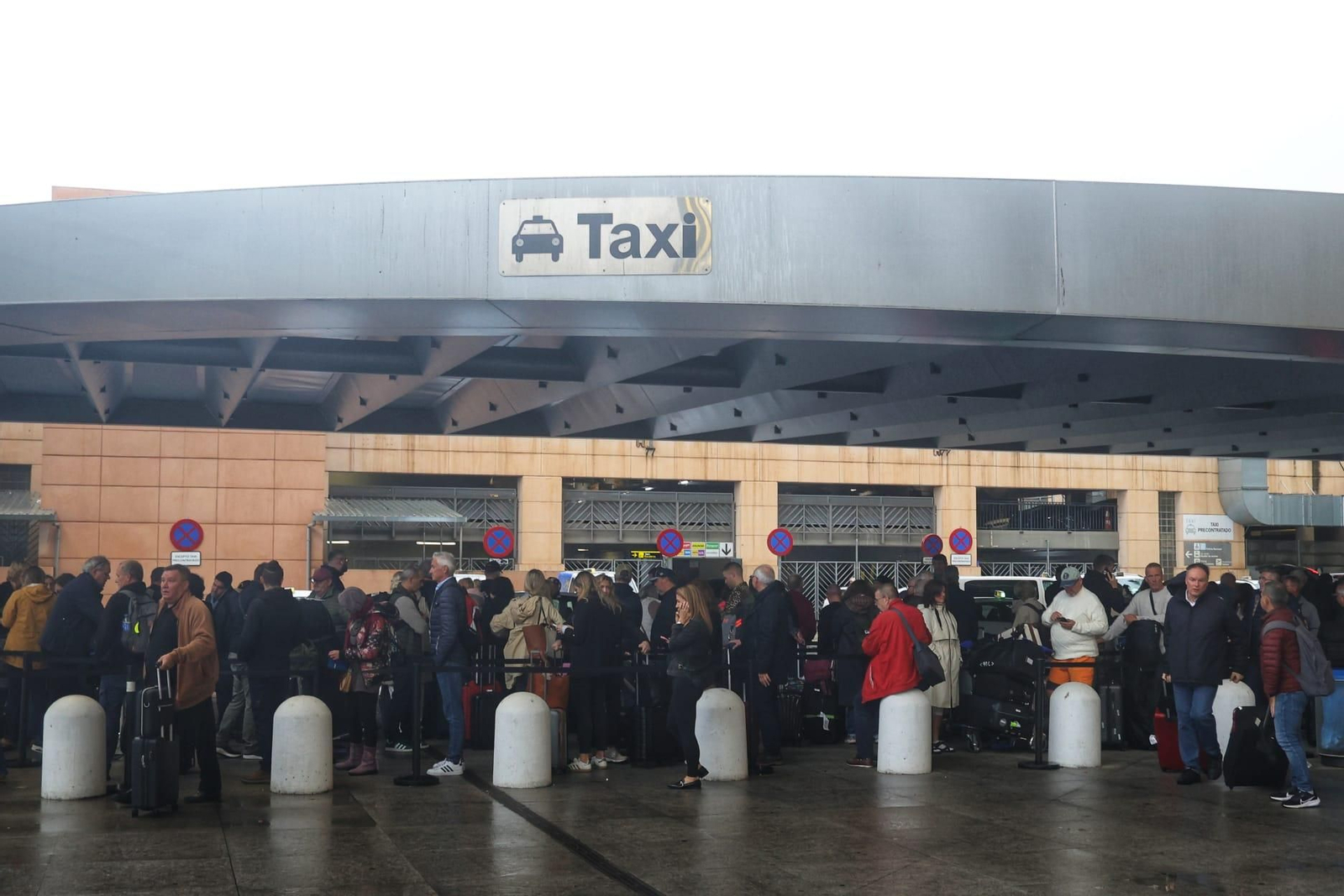 Haciendo cola para salir del aeropuerto.