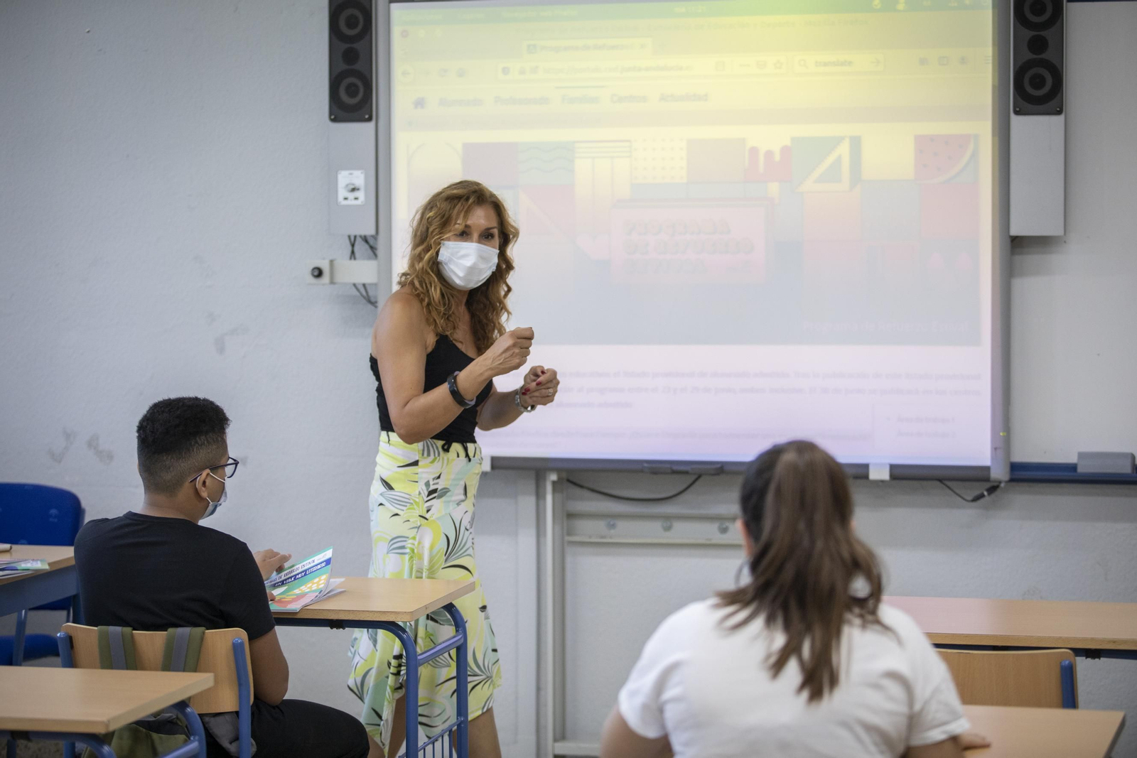 Docente en una clase de refuerzo estival en el IES Cartuja de Granada.