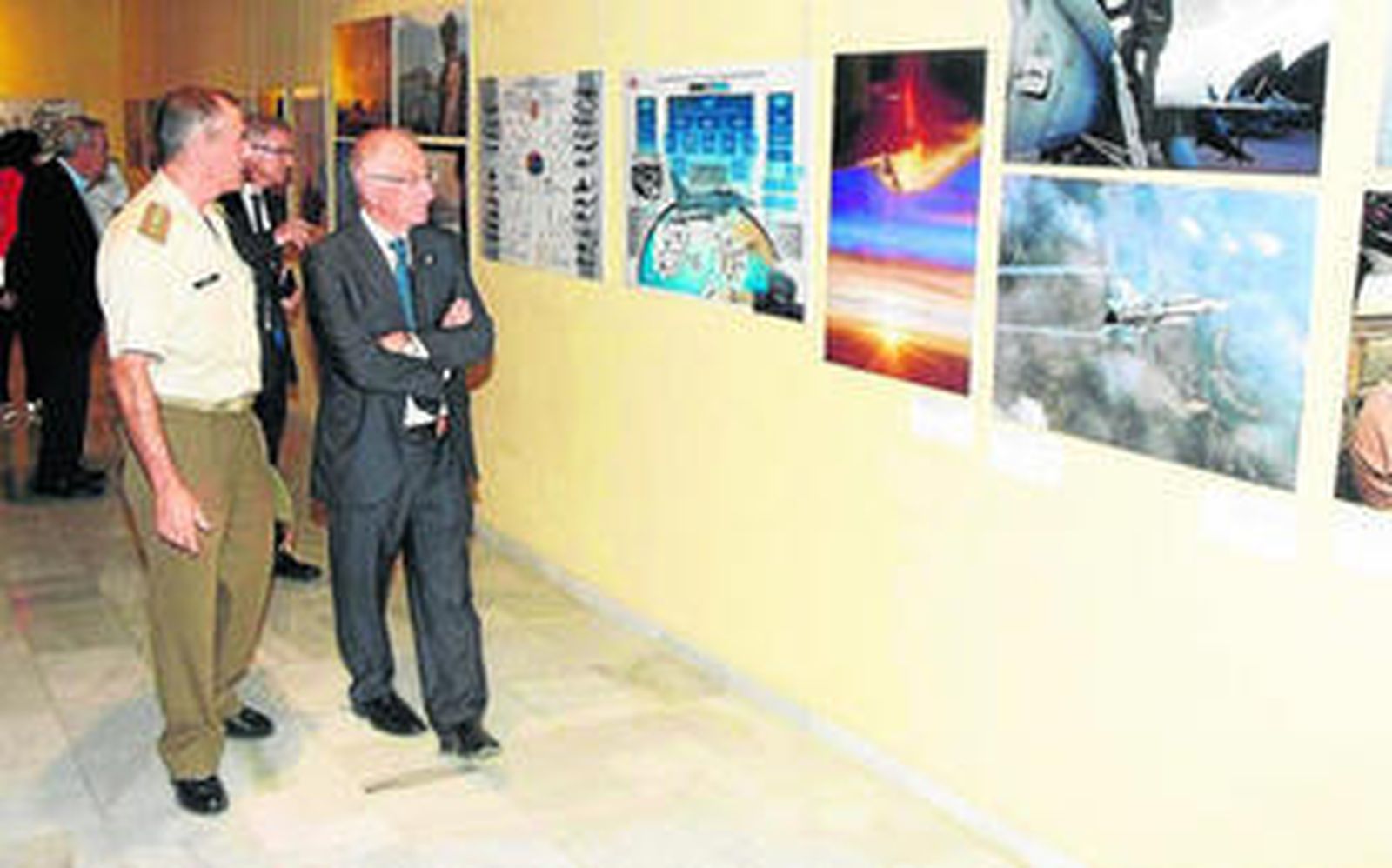 El alcalde de Roquetas, Gabriel Amat junto al Subdelegado de Defensa, Javier Soriano visitando la muestra.