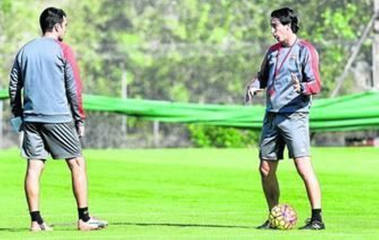 Unai Emery dialoga encendidamente con Juan Carlos Carcedo.