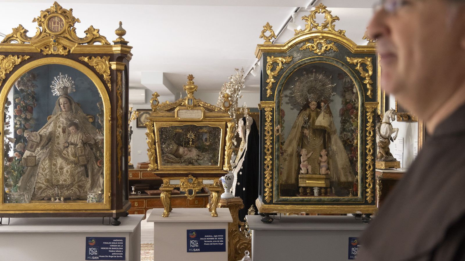 Reproducciones de la Virgen de la Merced (Barcelona) y de los Desamparados (Valencia).