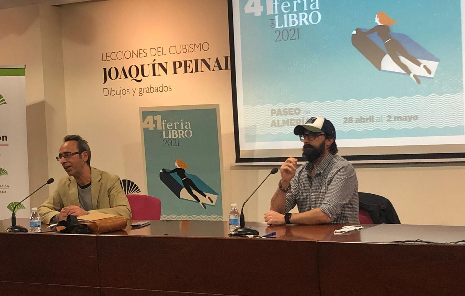 El escritor Juan Manuel Gil acompañado de José Luis López Bretones.