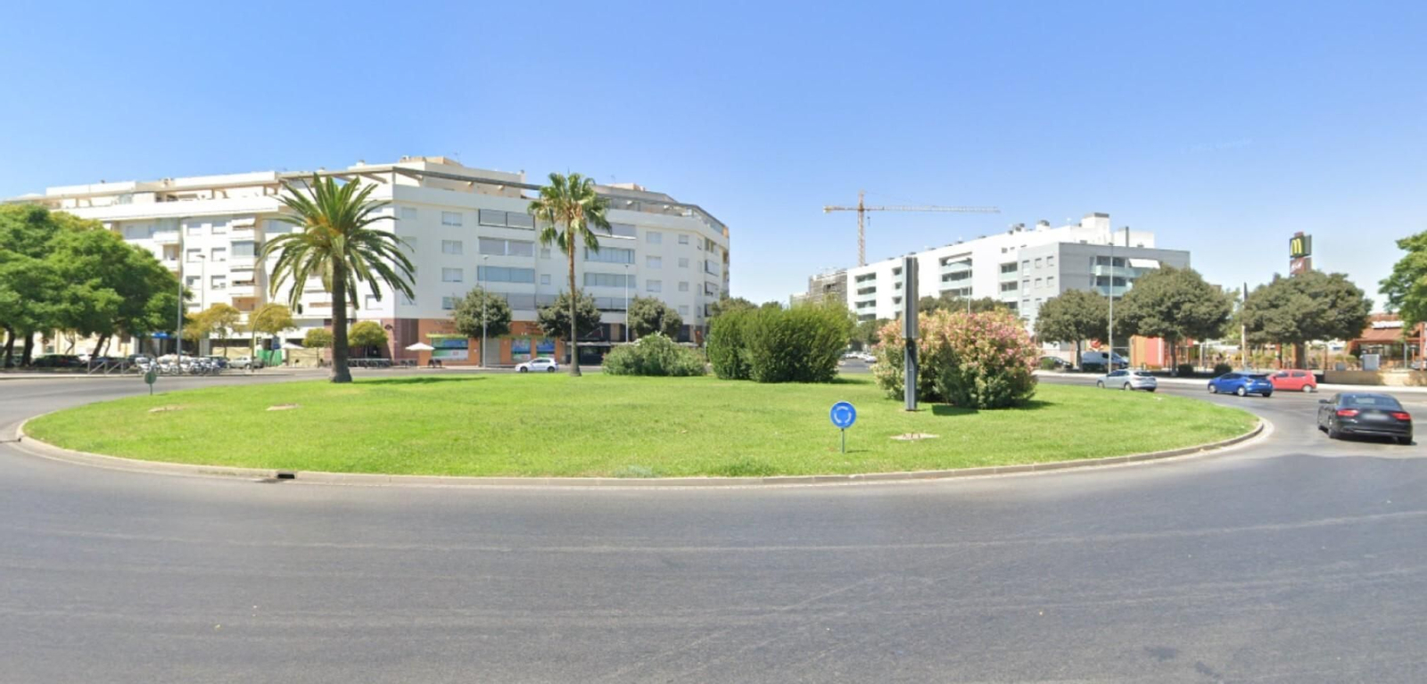 Rotonda de la avenida de Europa con La Granja.