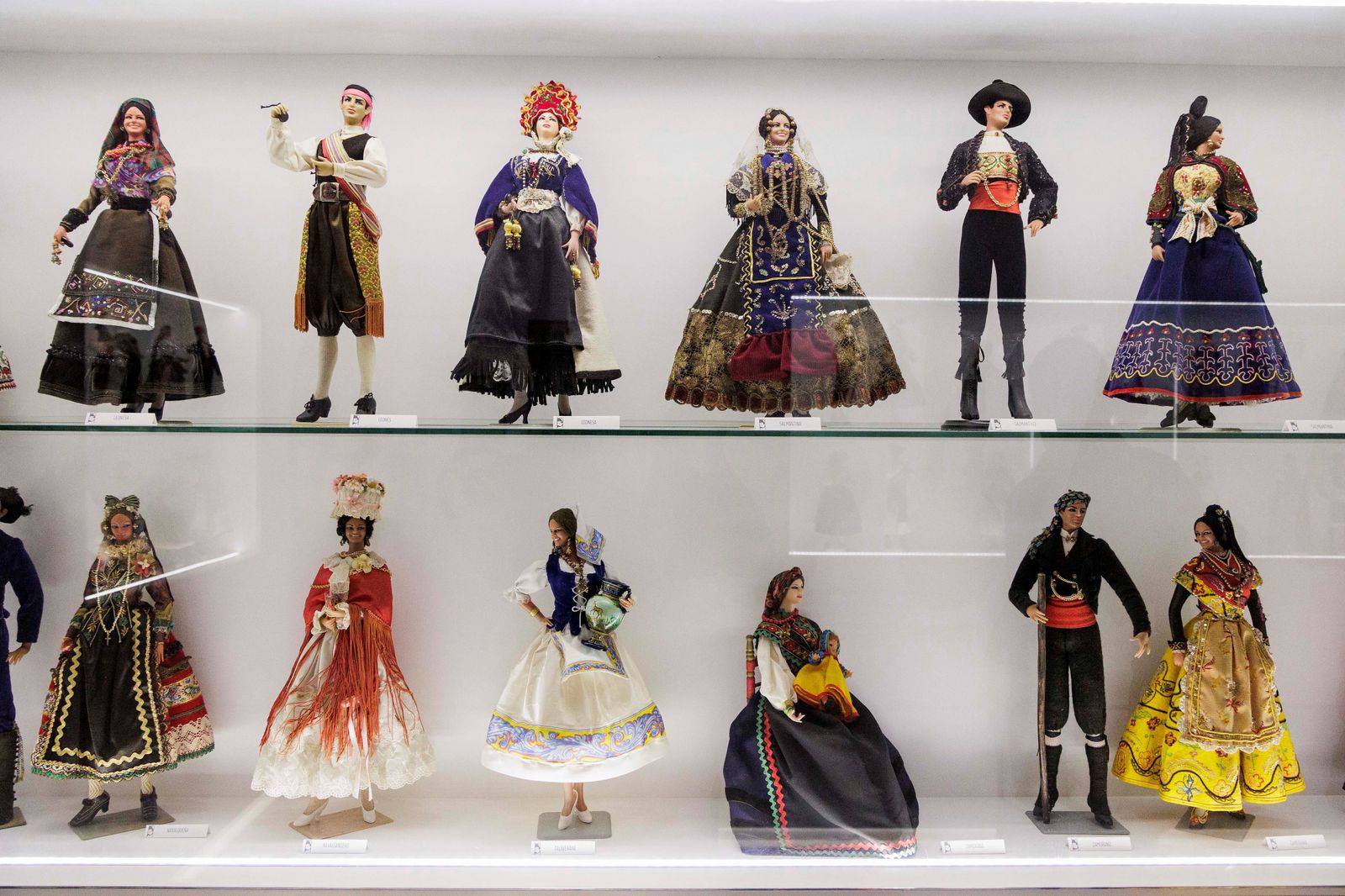 Otras secciones y muñecas de interés en la colección, situada en una de las alas del Centro de Interpretación del Vino y la Sal de Chiclana.