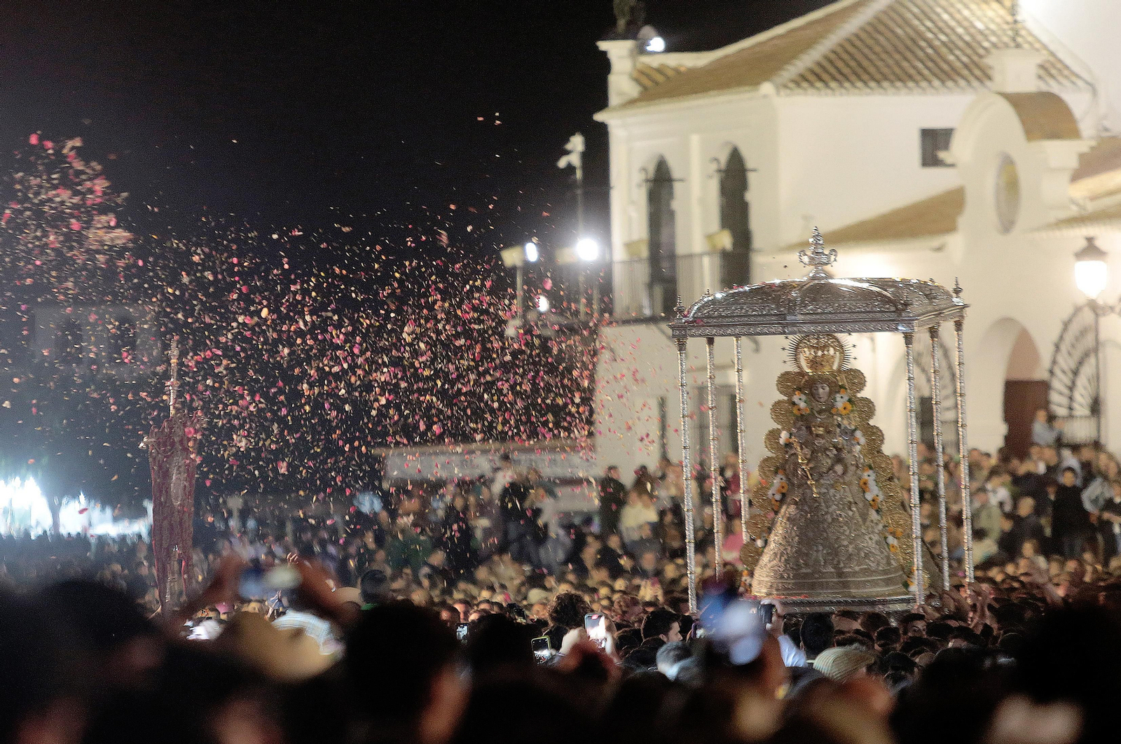 El Rocío 2023: Salto a la reja y procesión de la Virgen del Rocío en imágenes