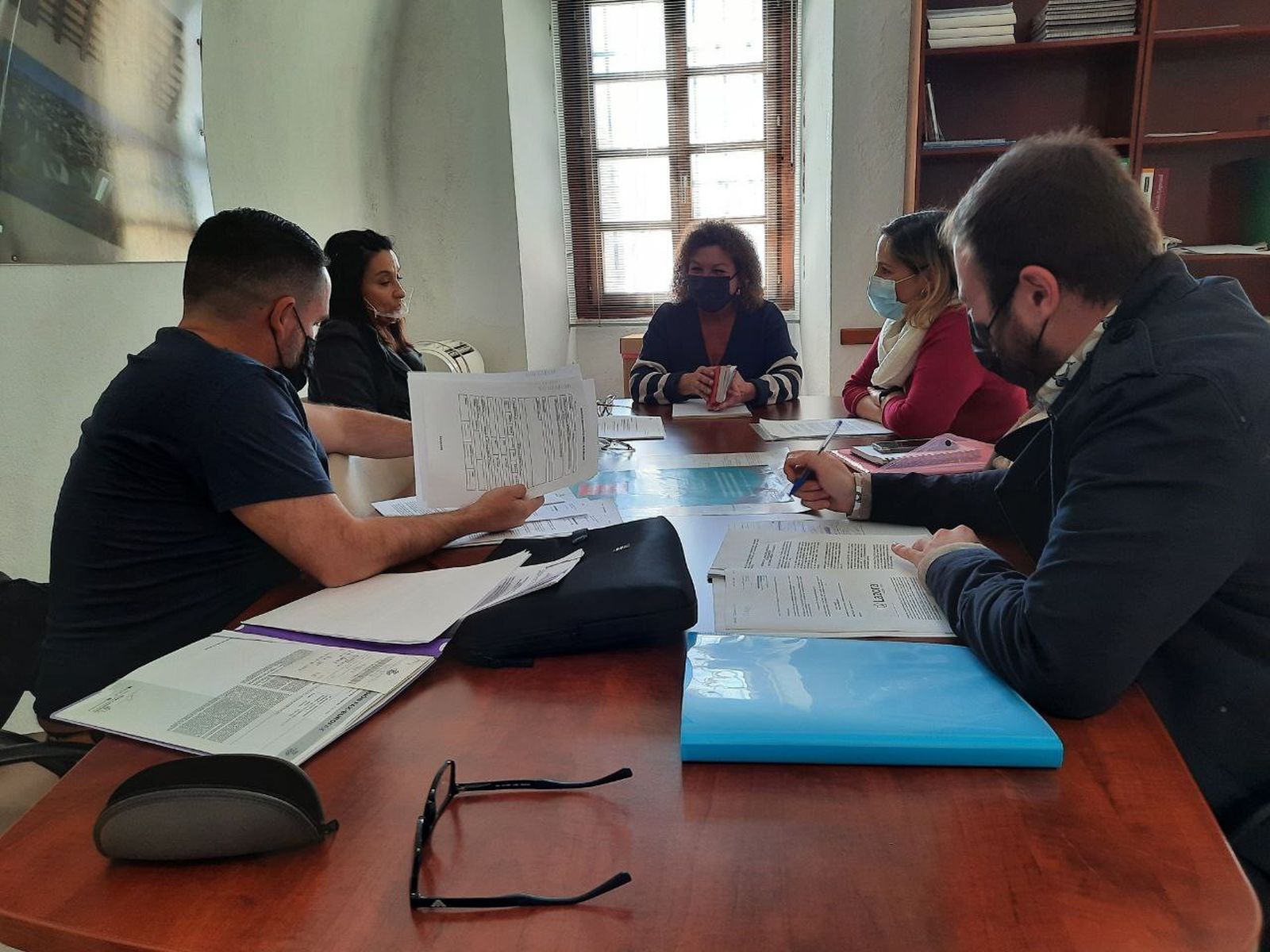 Eva Tubío en la reunión mantenida con los inquilinos de estas viviendas.