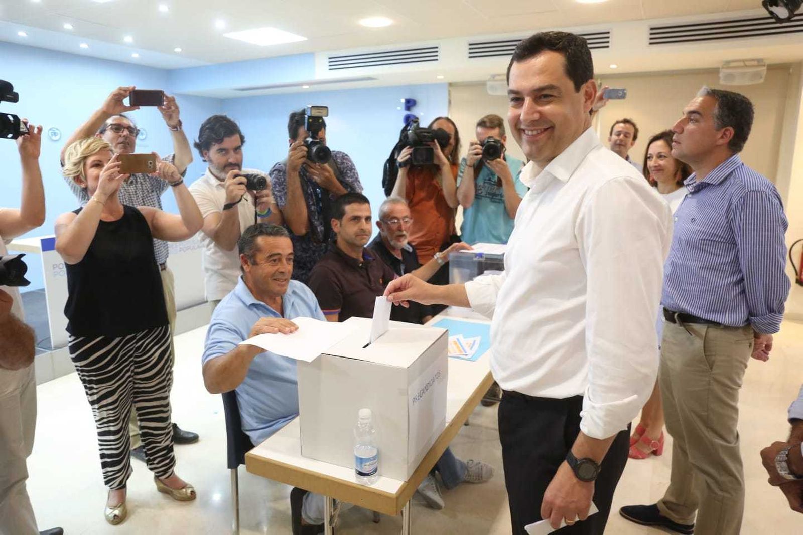 Juanma Moreno y Elías Bendodo en el momento de depositar el voto.