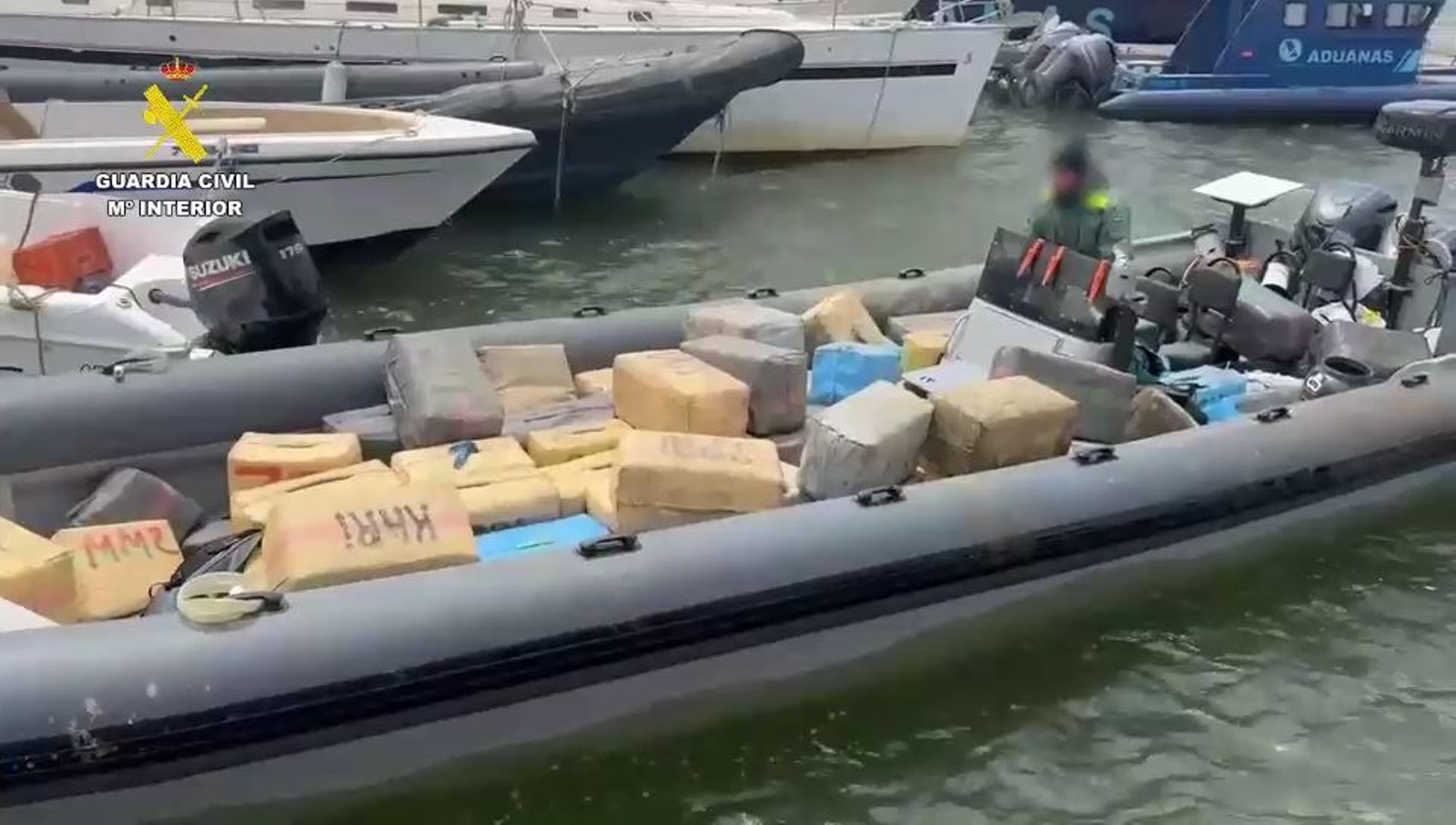 La Guardia Civil interviene dos embarcaciones de alta velocidad cargadas con 5 toneladas de hachís y 2.000 litros de combustible.