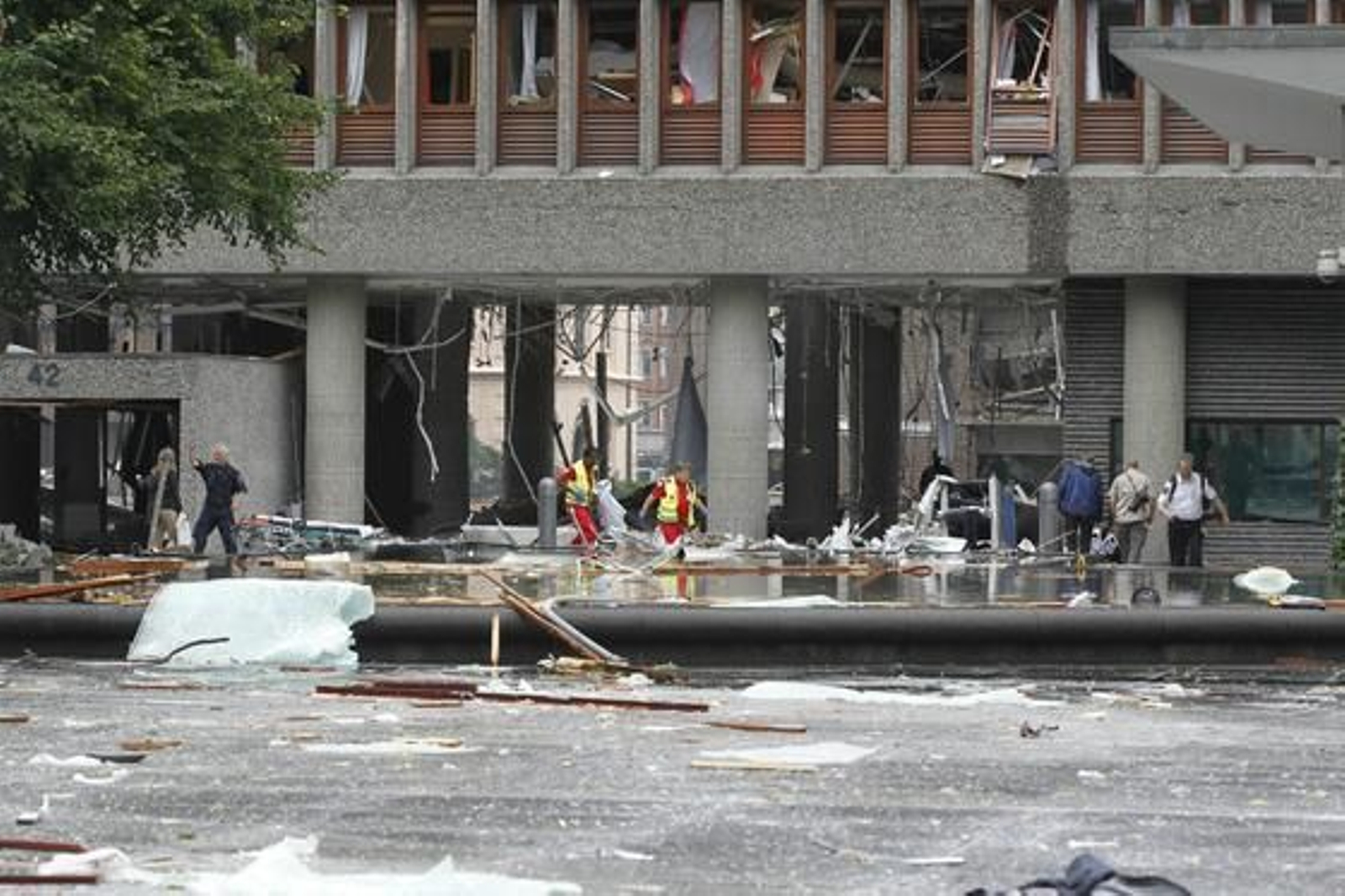 Dos ataques sacuden la capital noruega, el primero con un coche bomba en el centro de la ciudad y el segundo en un campamento juvenil.

Foto: EFE