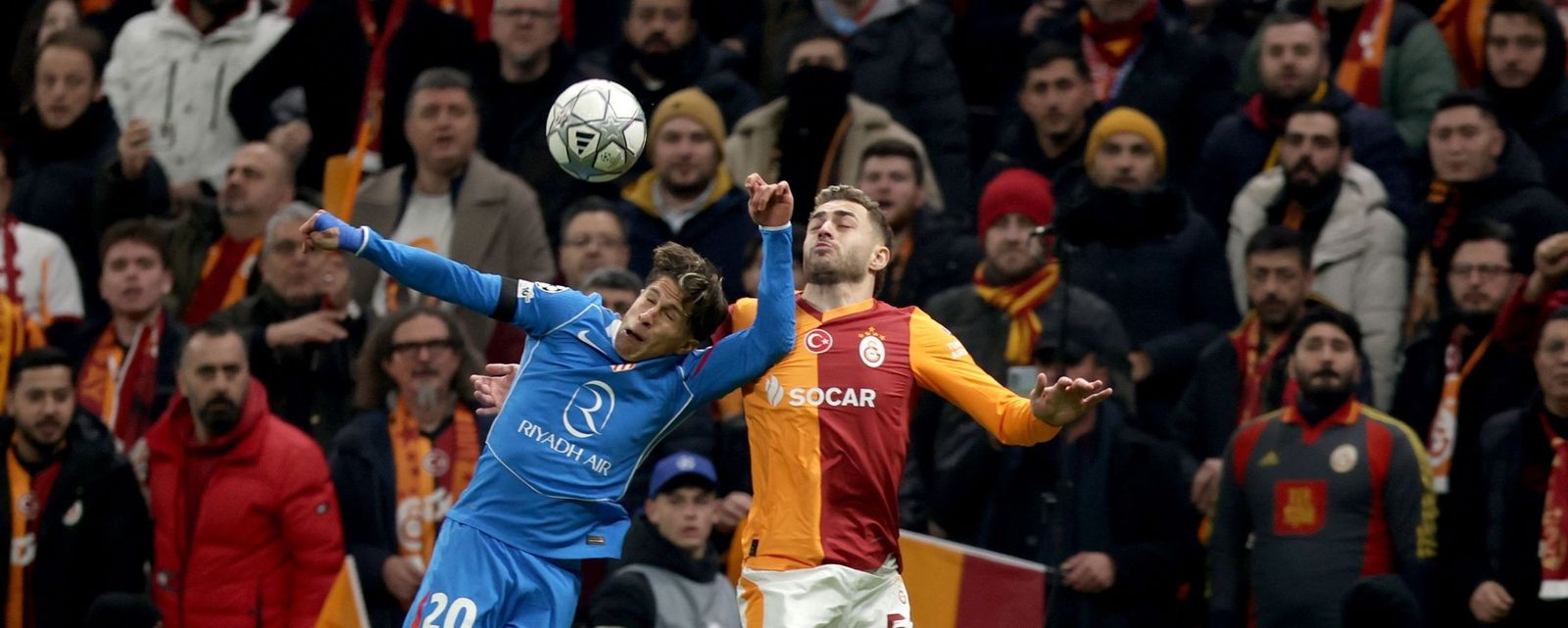 Giuliano Simeone pelea por un balón aéreo con Yilmaz.