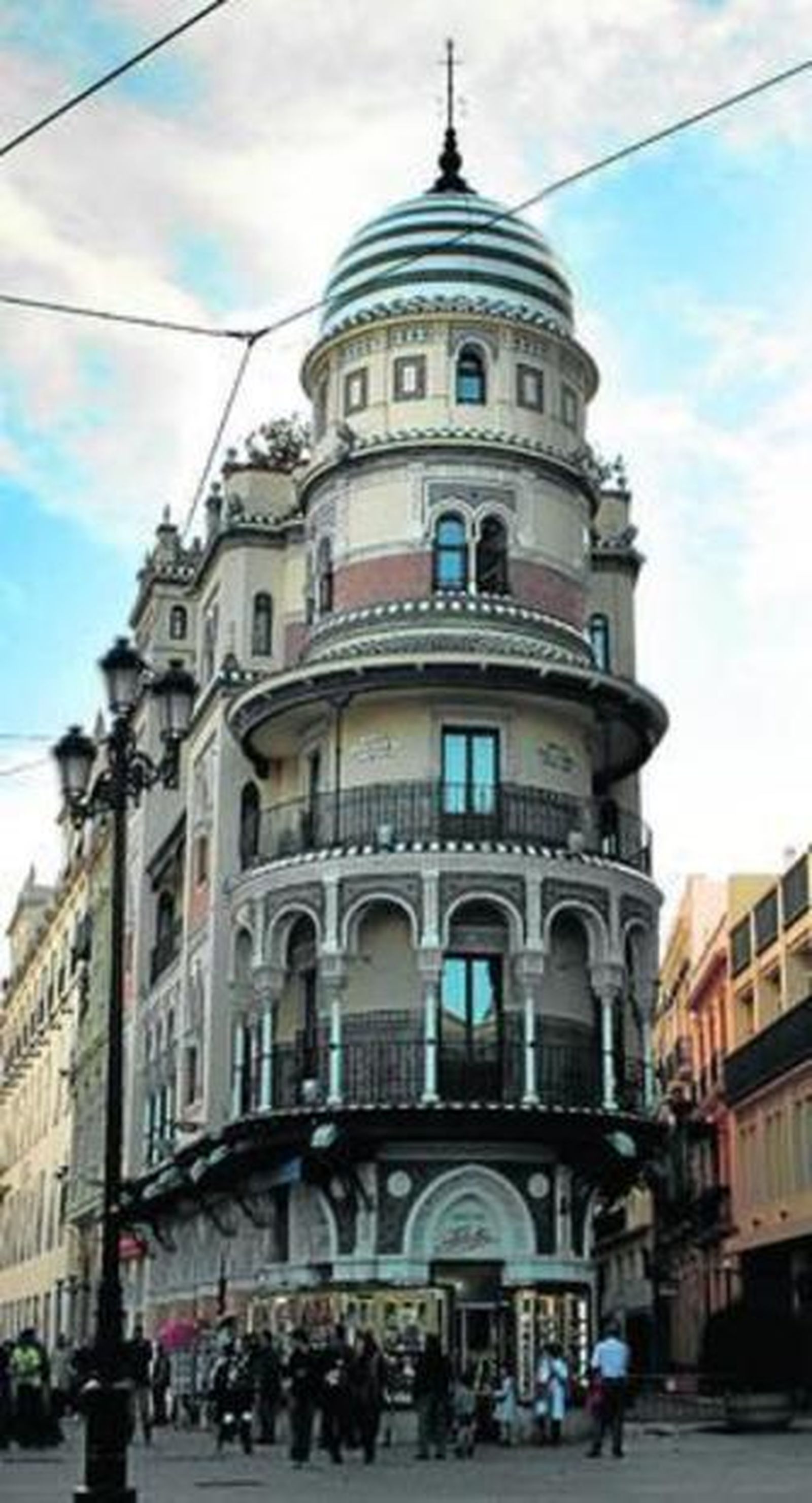 El edificio de la Avenida cuando aún estaba abierta la confitería Filella.