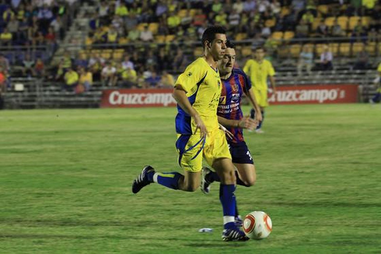 Carlos Caballero conduce la pelota sin mucha oposición. 

Foto: Joaquin Pino