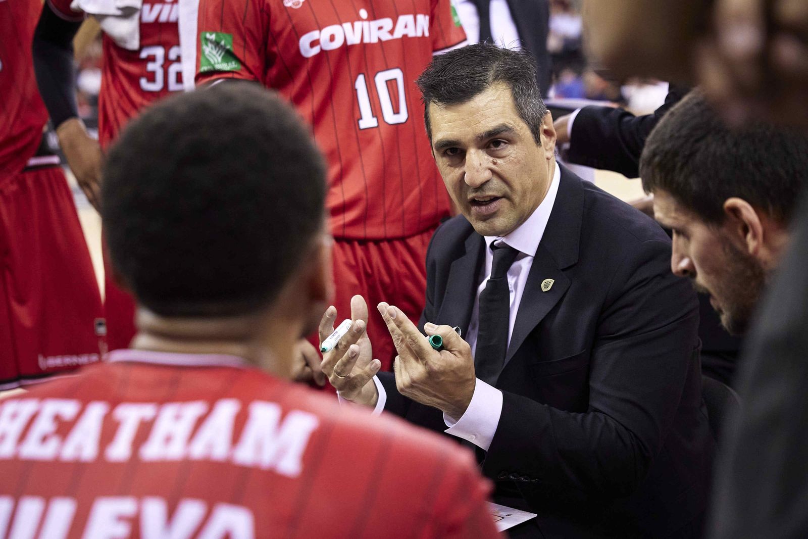 Pablo Pin durante un tiempo muerto ante el UCAM Murcia.