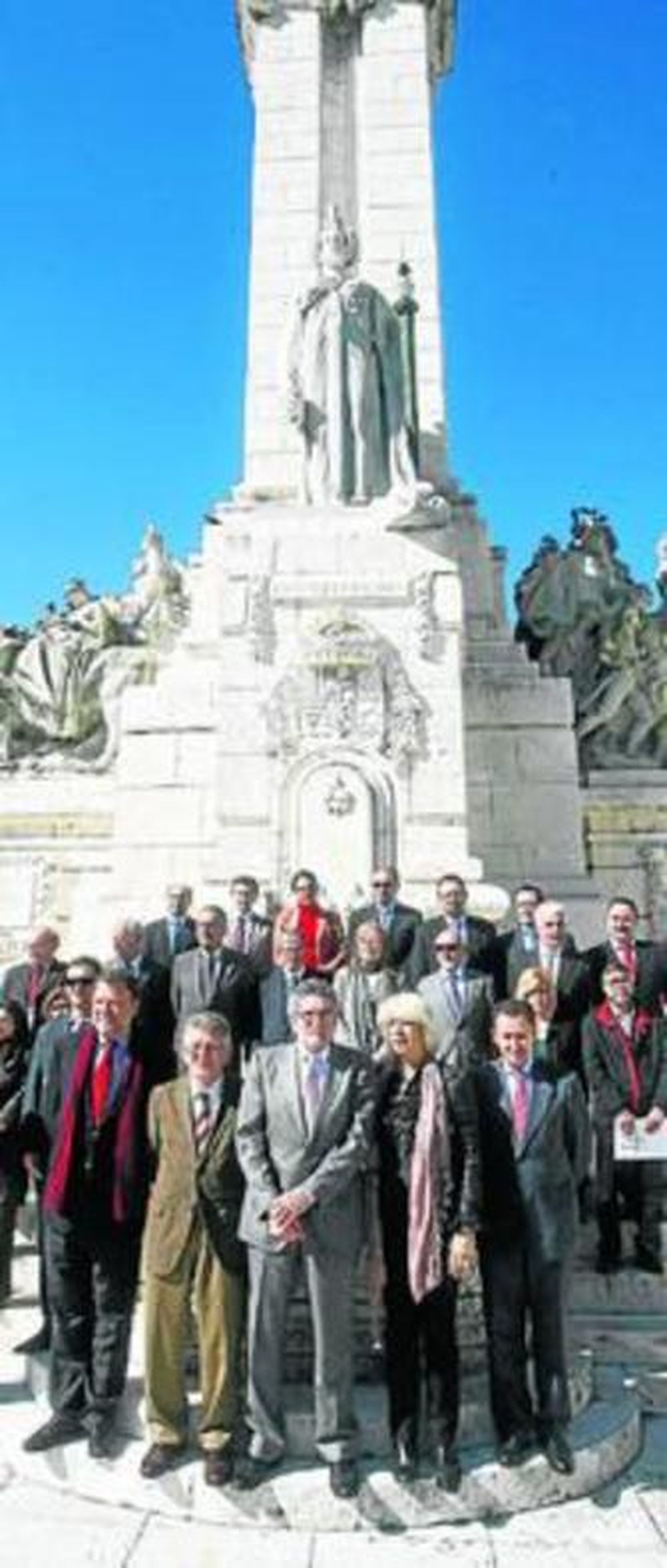 Foto de familia junto al Monumento a las Cortes.