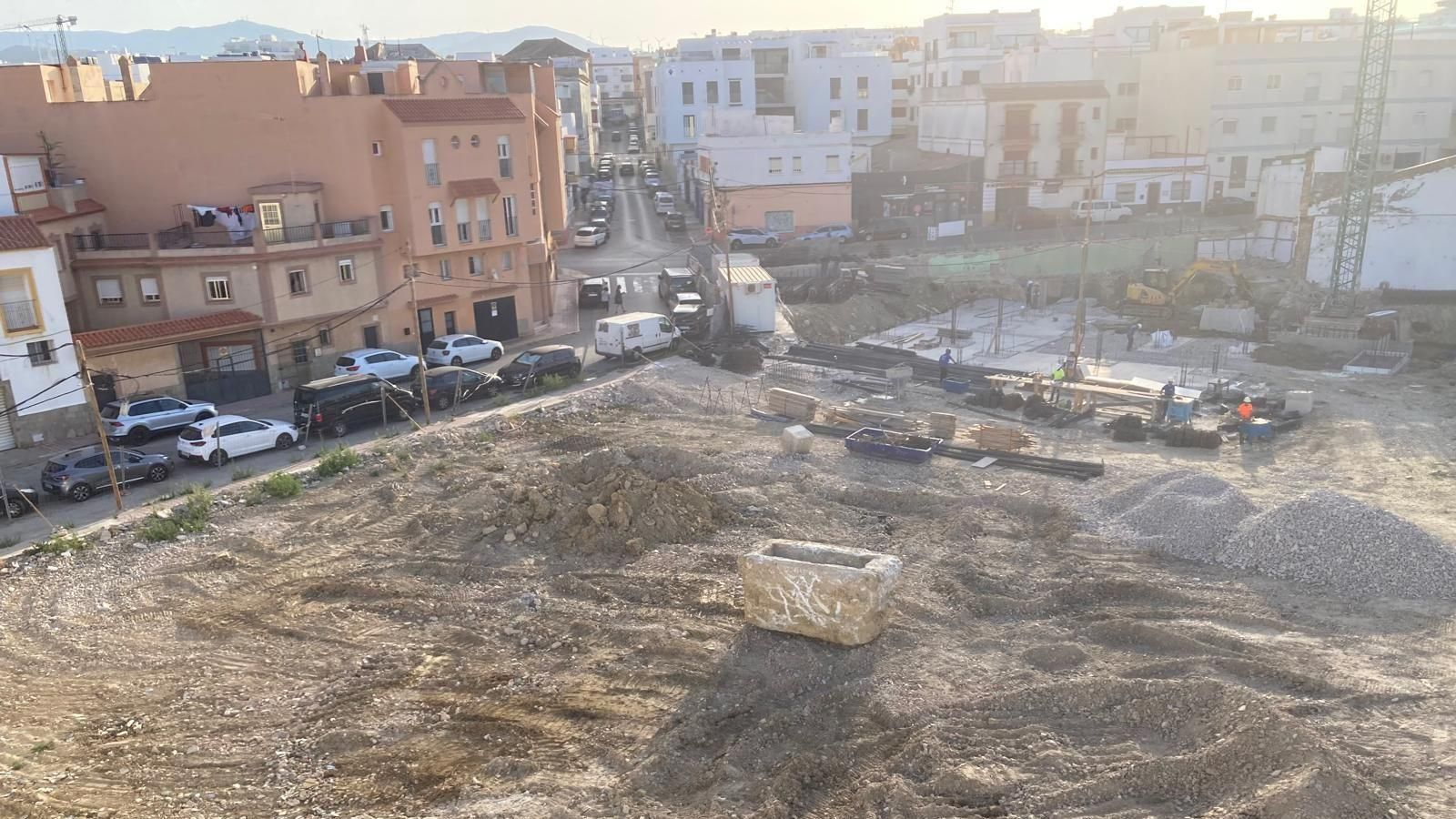 Una de las piletas encontradas en el solar de la antigua fábrica de La Tarifeña. Una de las piletas encontradas en el solar de la antigua fábrica de La Tarifeña.
