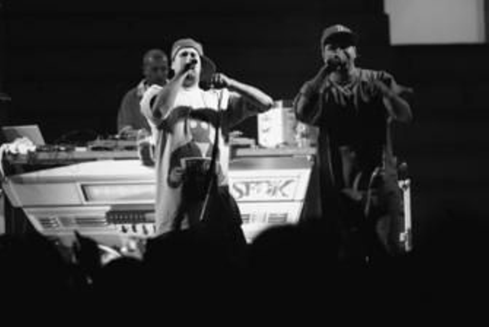 SFDK, durante su concierto de anoche en la plaza de toros de San Roque.