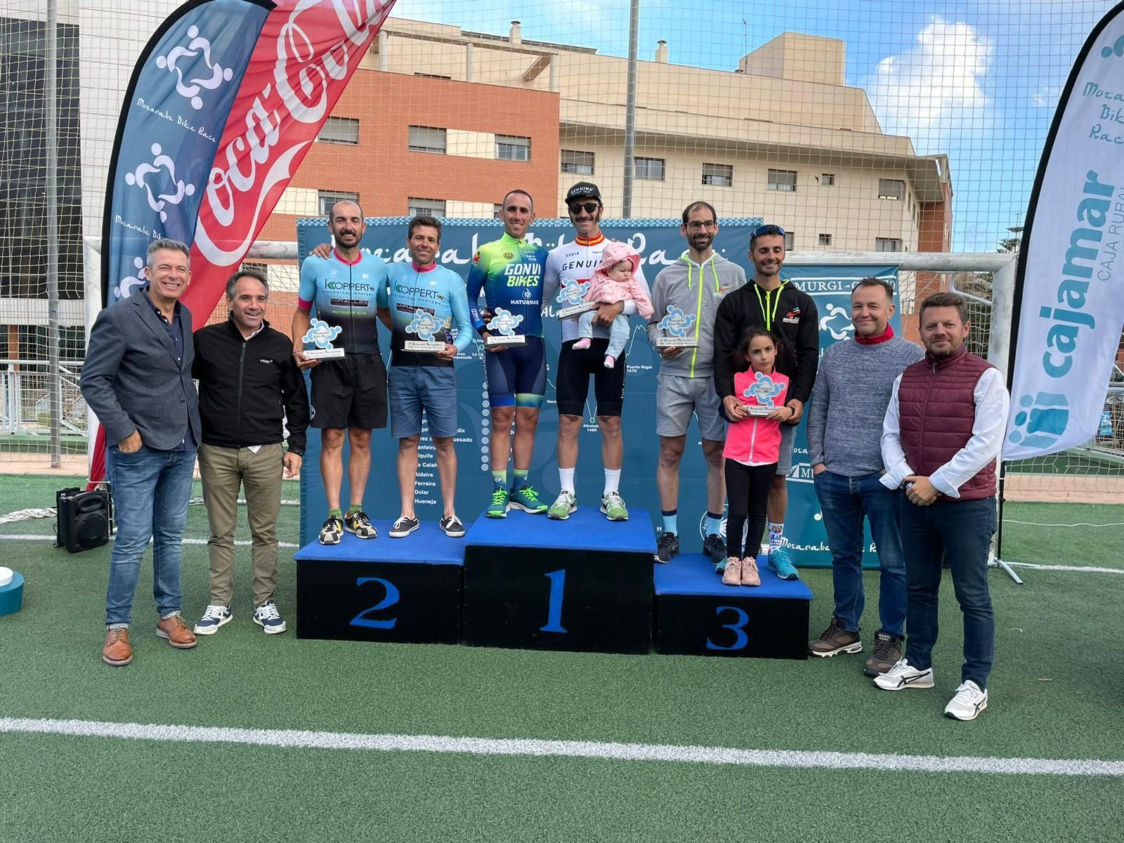 Podio de la tercera Mozárabe Bike Race en la Ciudad Deportiva de Los Ángeles tras su llegada a Almería.