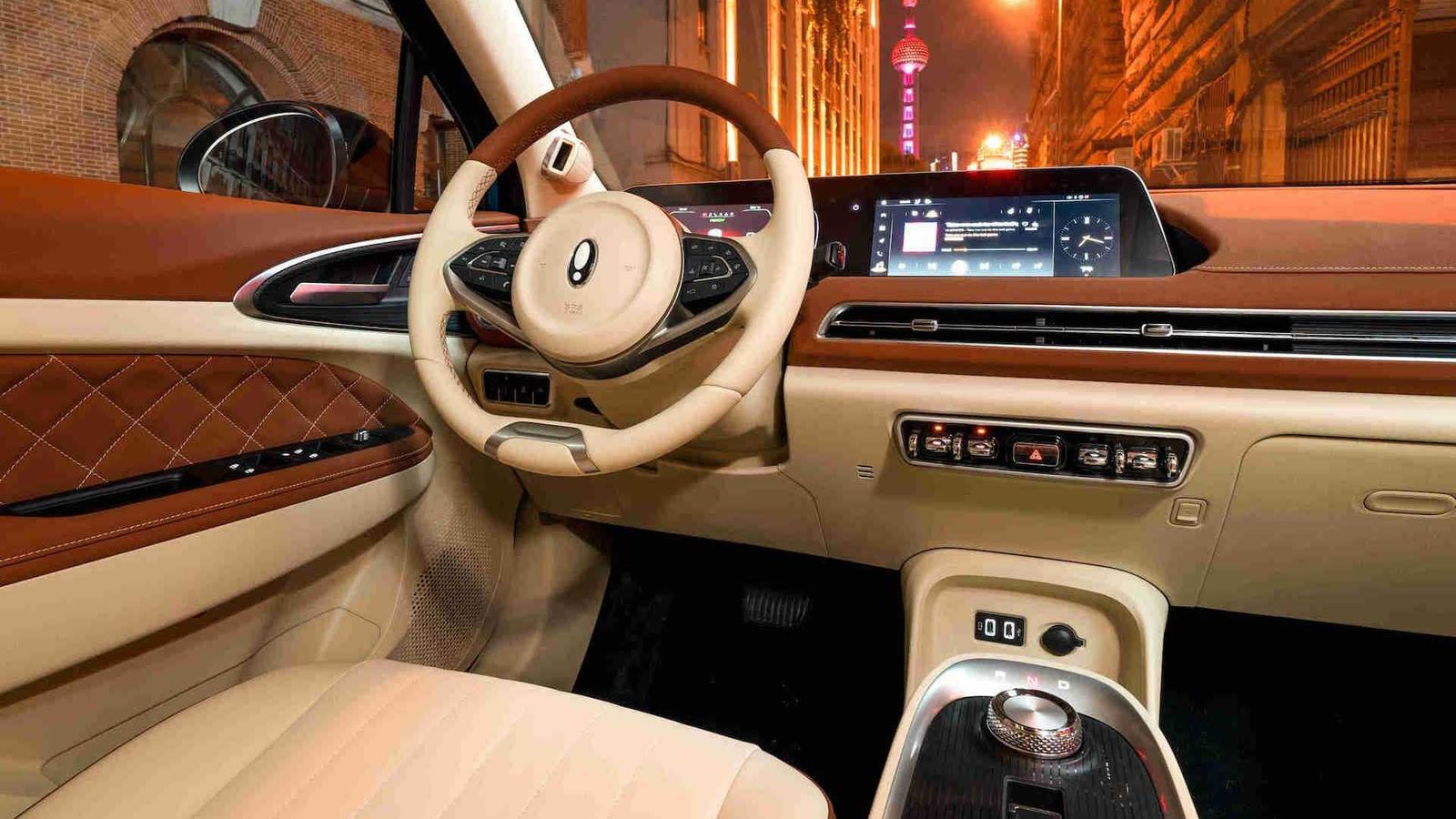 Como equipamiento de serie el Cat tiene dos pantallas TFT de 10,25", una para la instrumentación y otra para el equipo de infoentretenimiento.