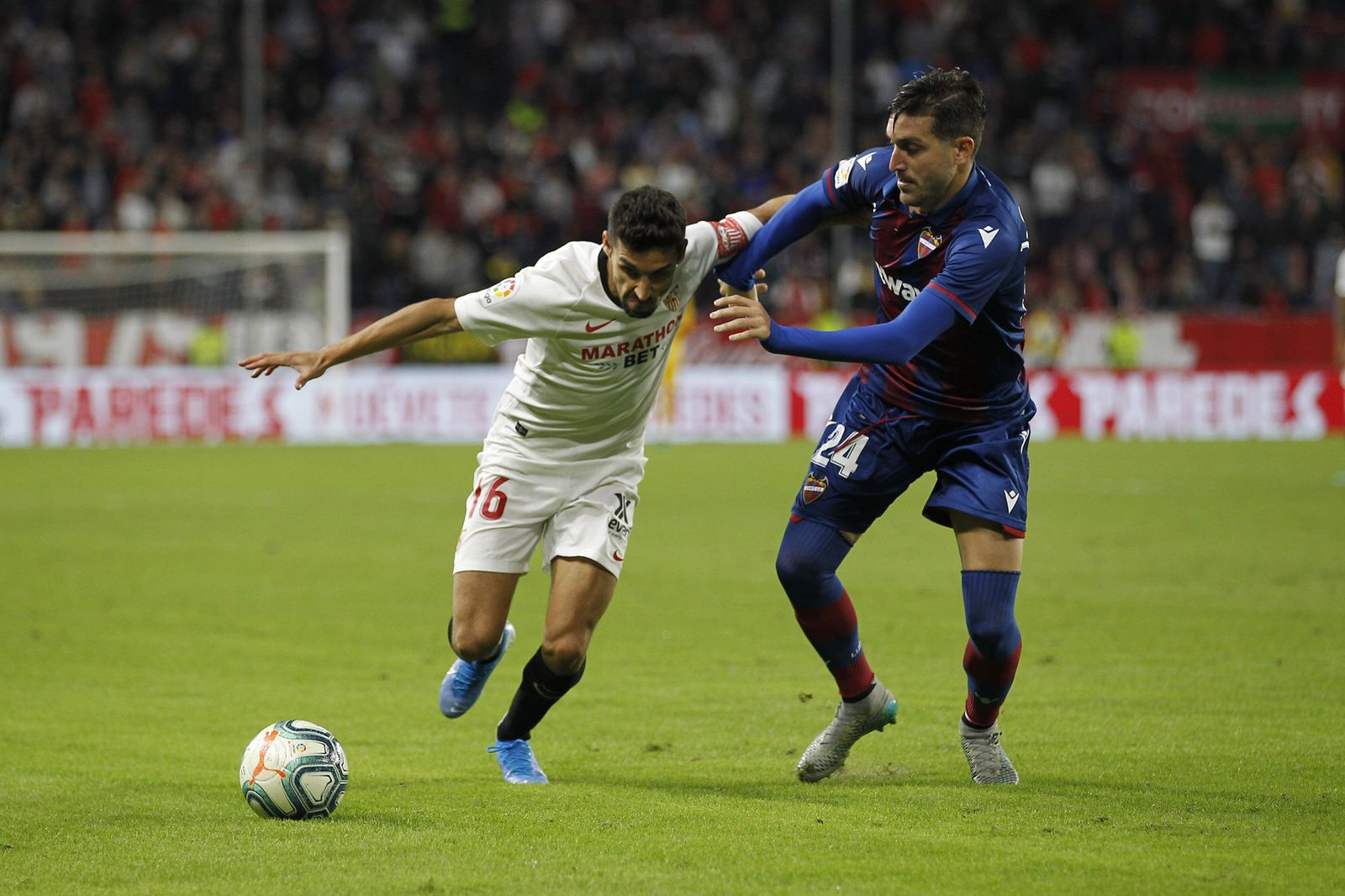Jesús Navas, en preciosa pugna con Campaña, el domingo.