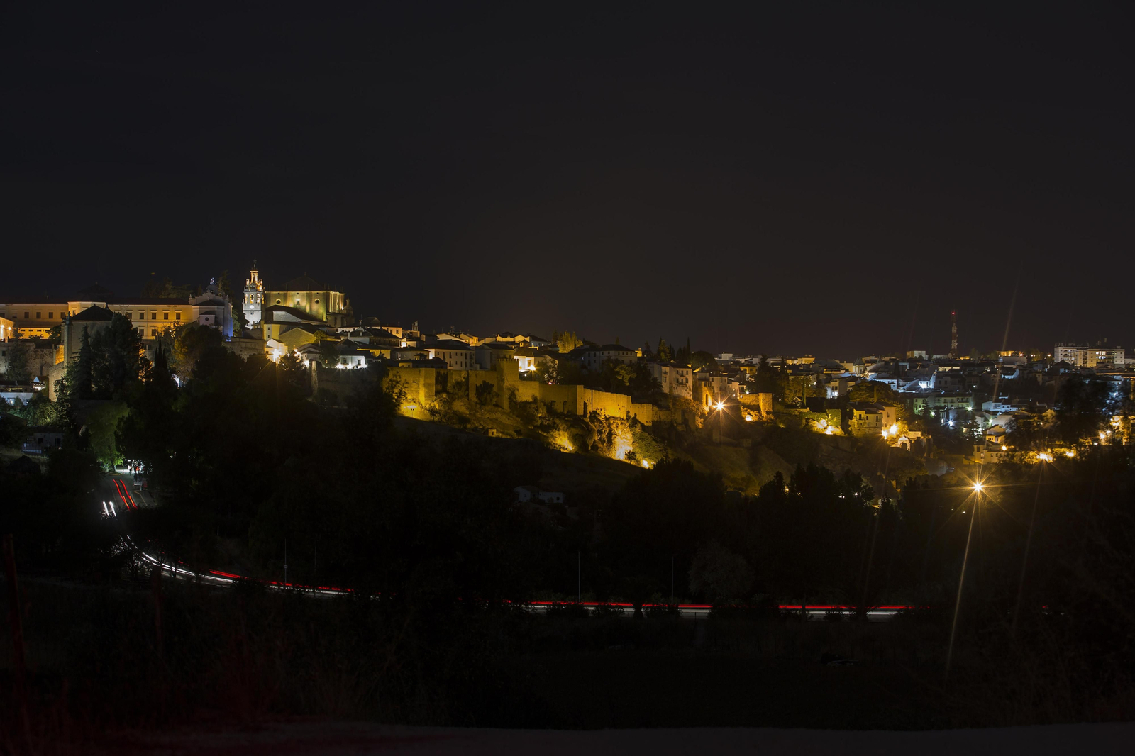 Vista iluminada de Ronda de noche.