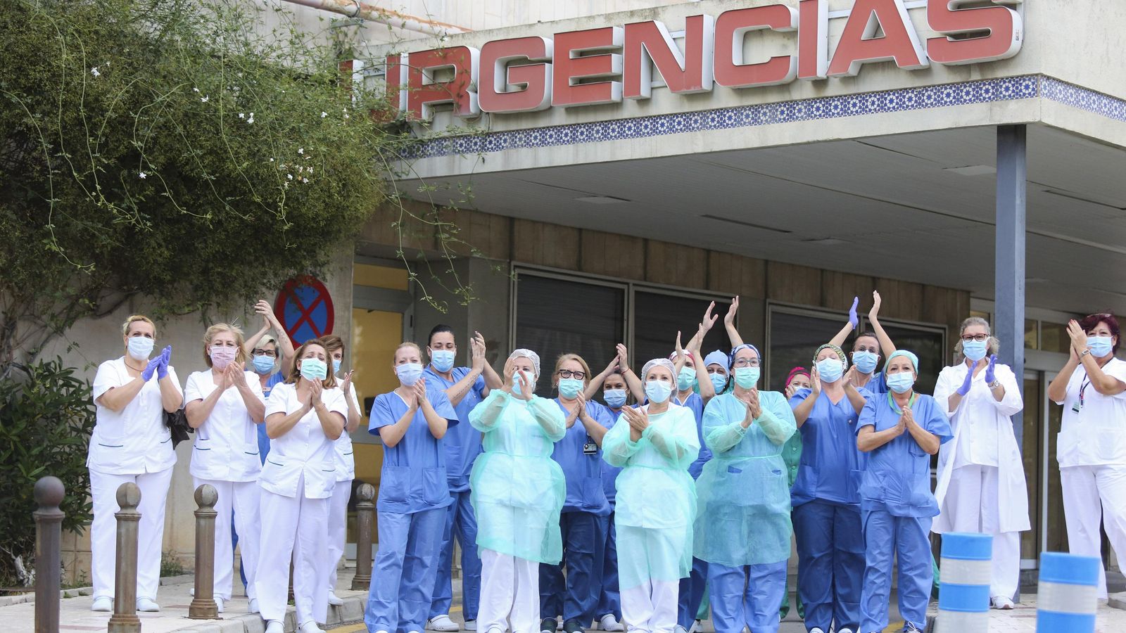 Profesionales de Urgencias a la hora diaria de los aplausos.