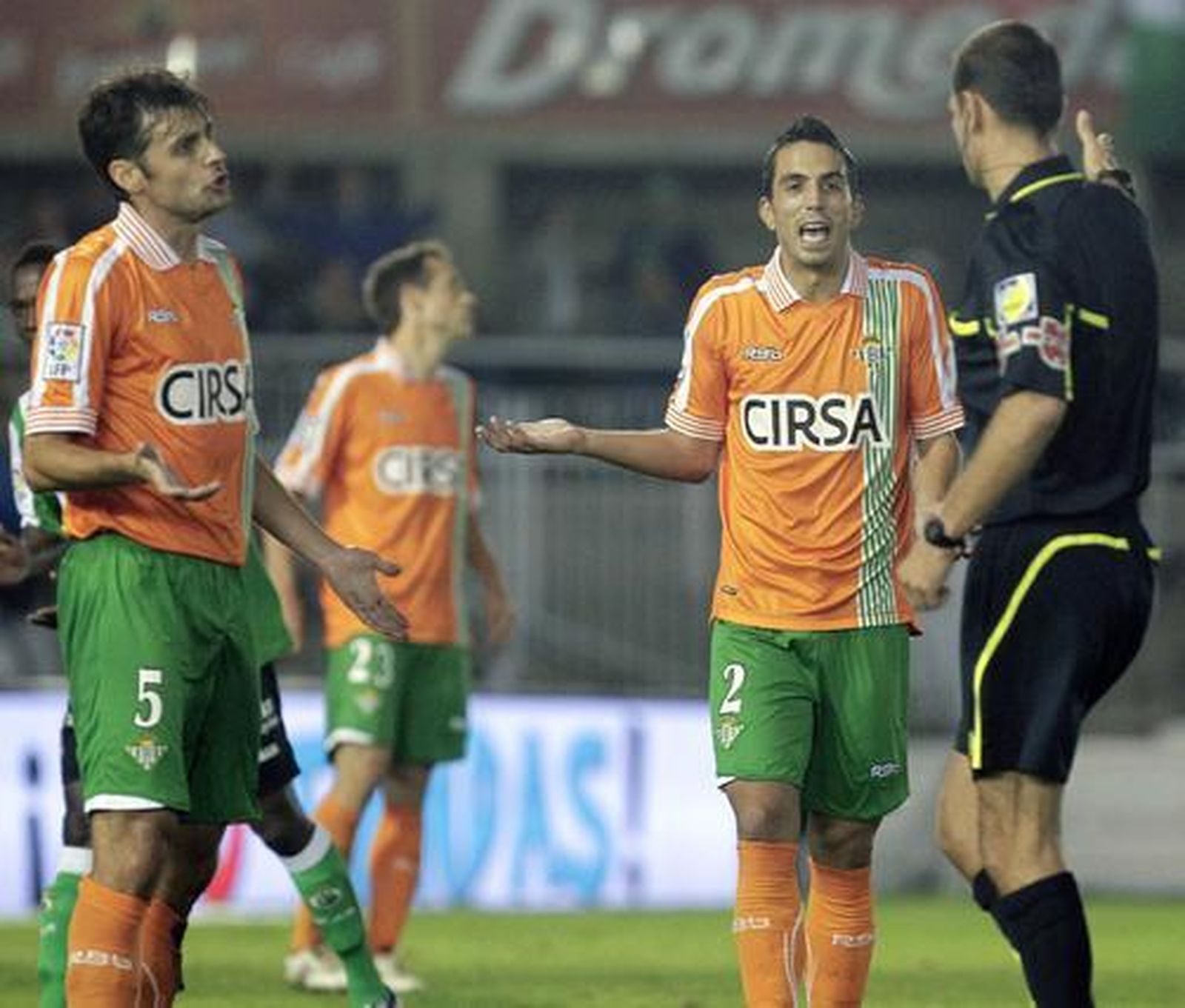 El Betis acumula su sexta derrota seguida tras caer con el Racing en Santander (1-0). / EFE