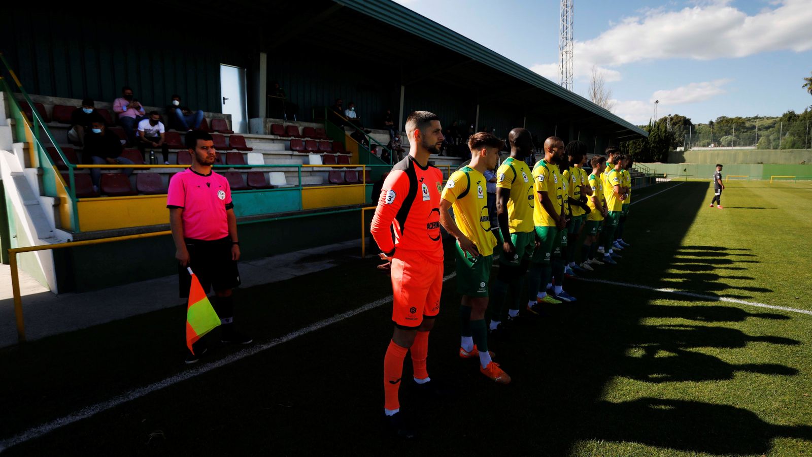 Los jugadores dan la espalda al palco en protesta contra los impagos del club.