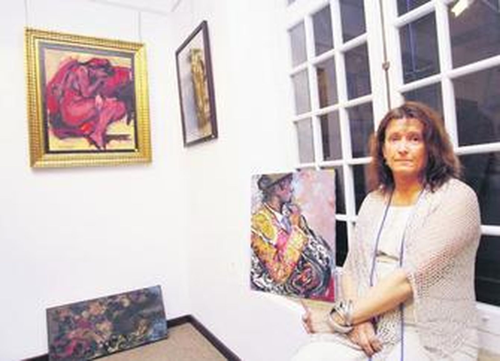 Fátima Merello, junto a alguna de los cuadros que expone.