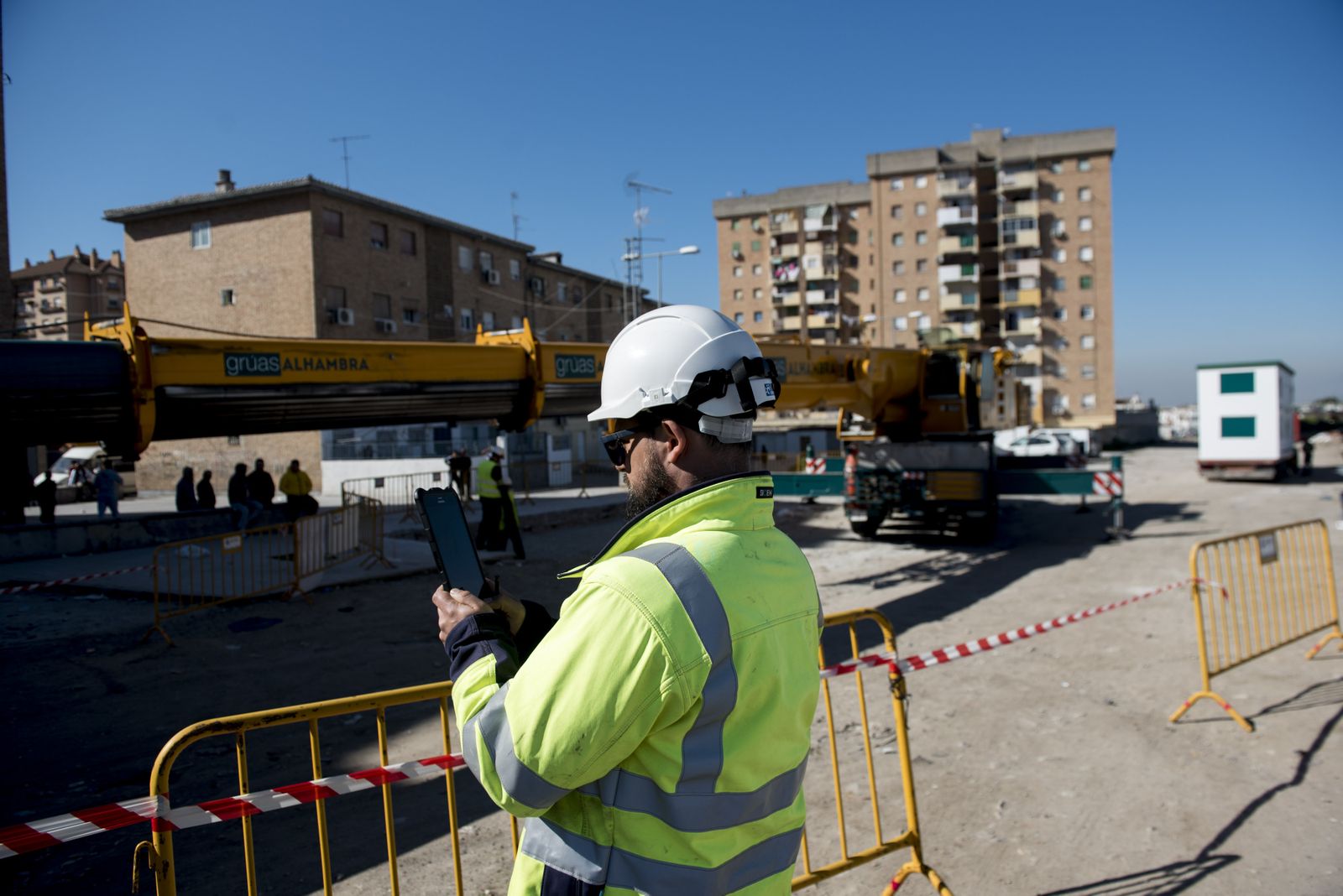 Las imágenes de la instalación del nuevo transformador de la zona Norte de Granada