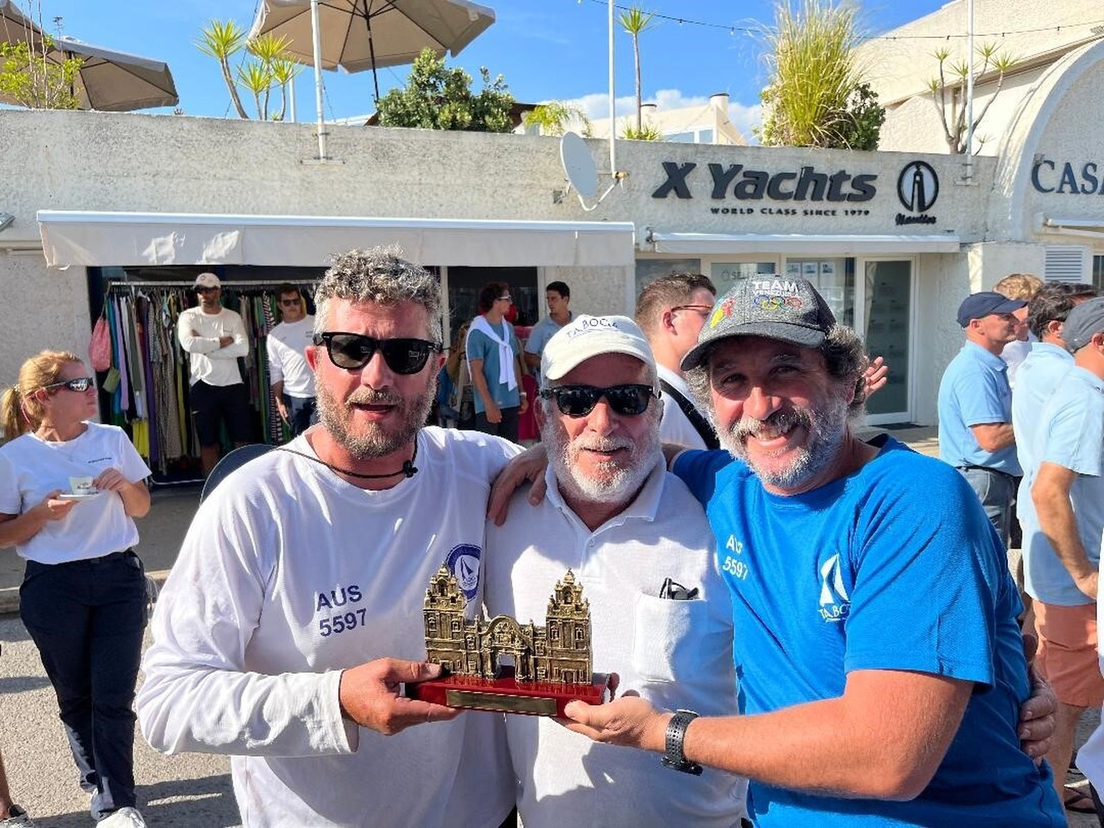 Aurelio Guzmán y sus hijos Aurelio y Emilio Guzmán Colombo con uno de los trofeos.