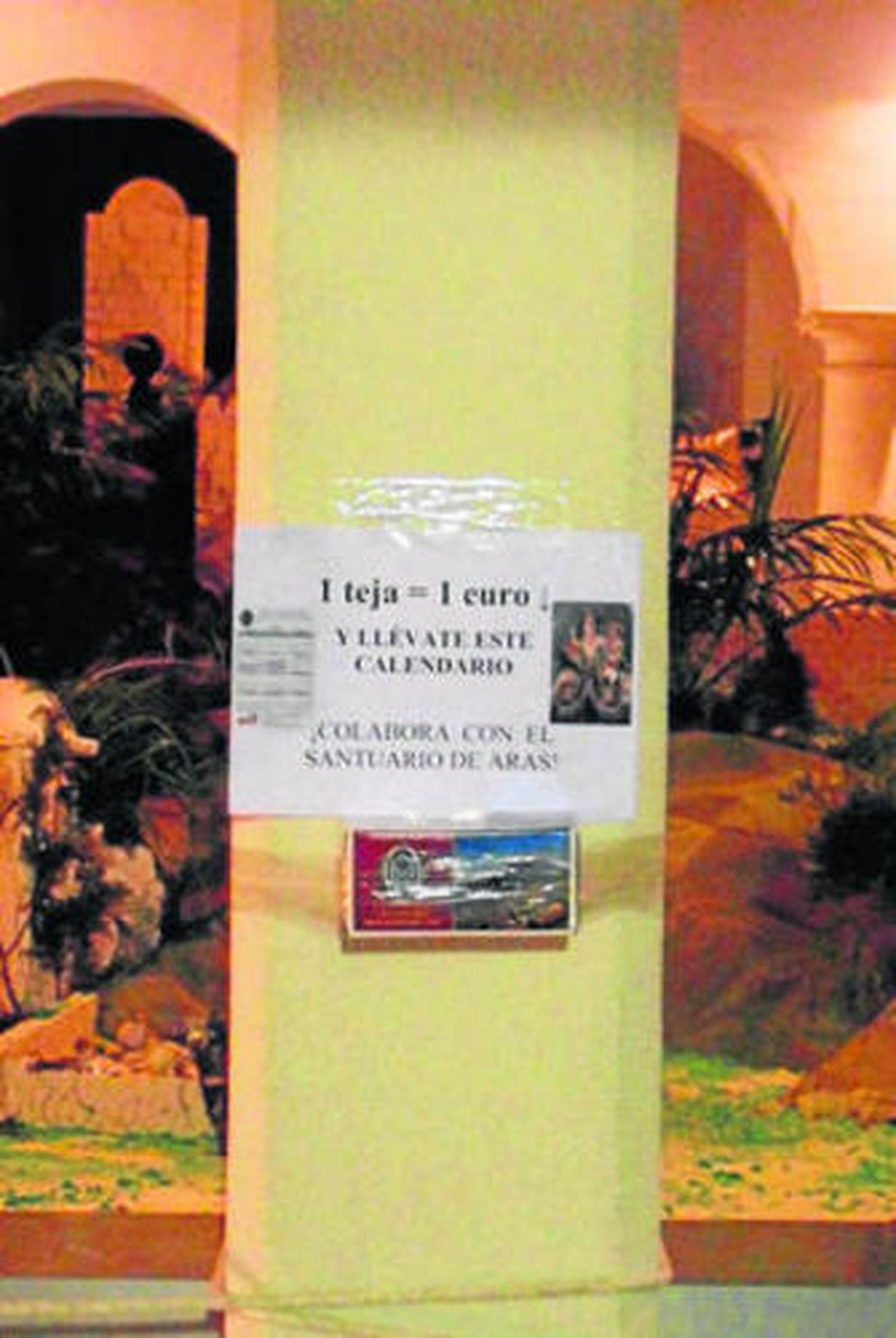 La cofradía ha colocado una caja de cartón donde estaba la hucha.