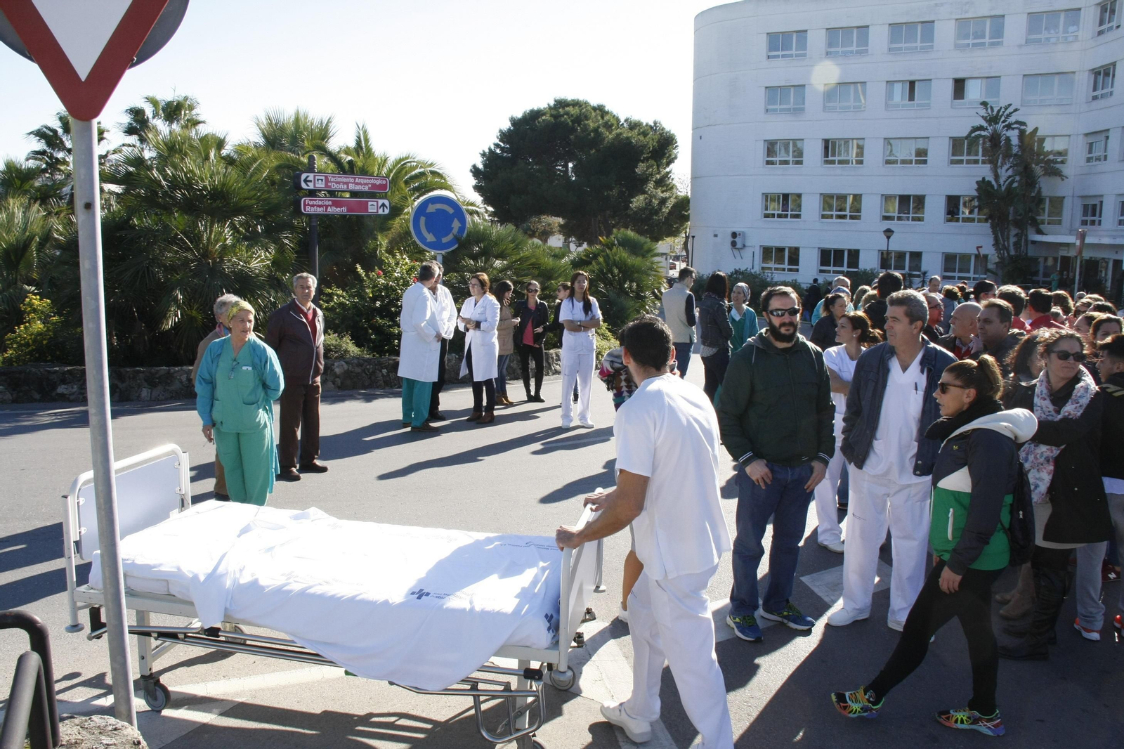 Concentración de trabajadores del hospital de Villamartín de Pascual meses antes de que la Junta firmara el último convenio en 2017.