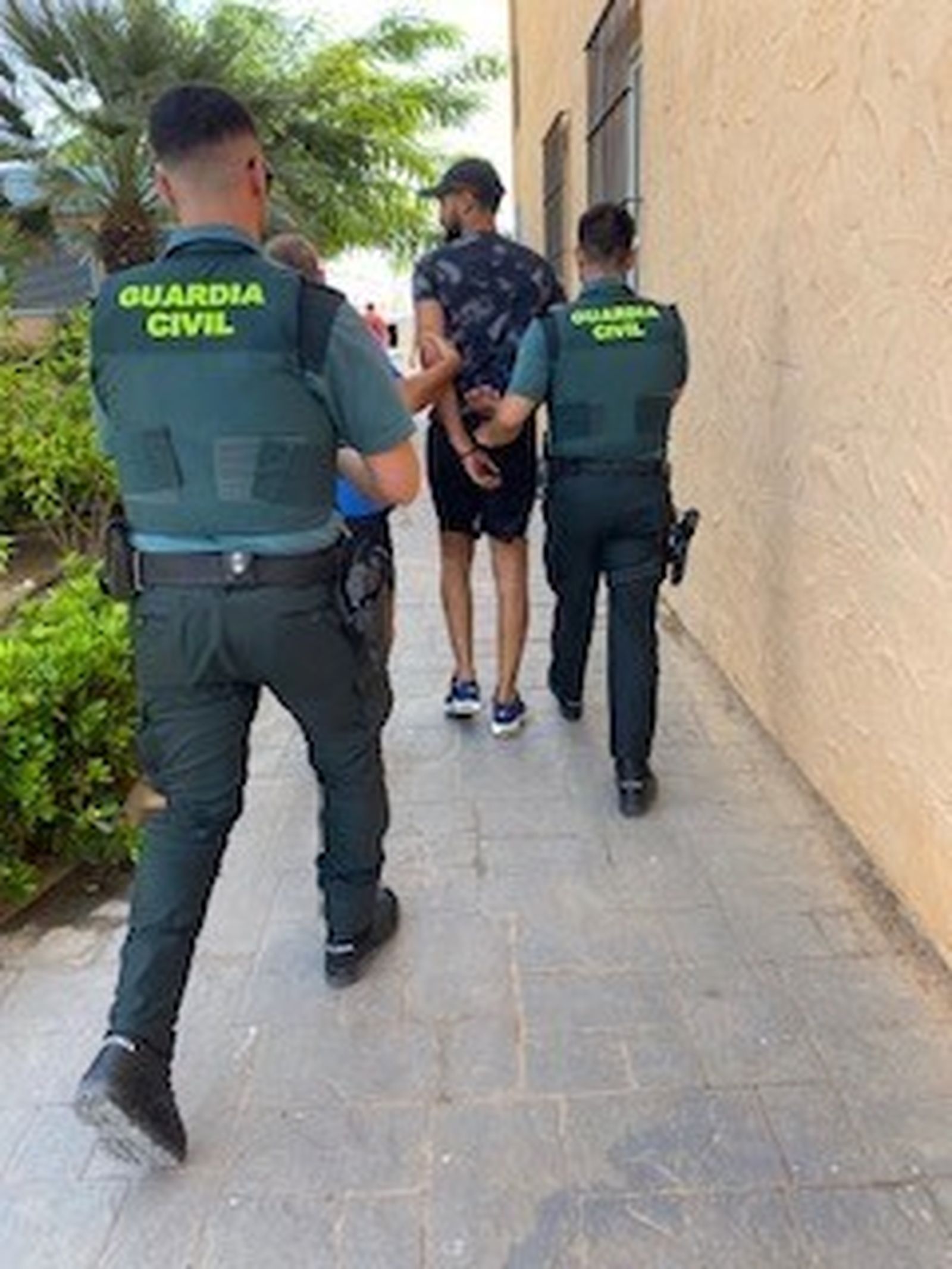 La Guardia Civil custodia al detenido.
