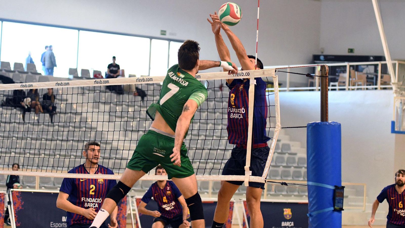 Almansa intenta el remate.