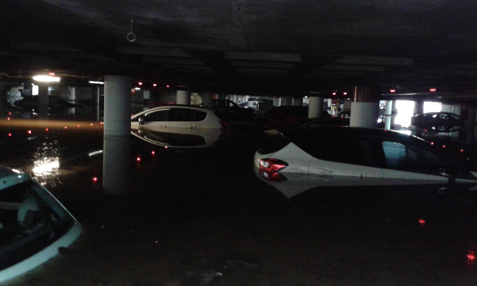 El parking de La Marina, inundado.