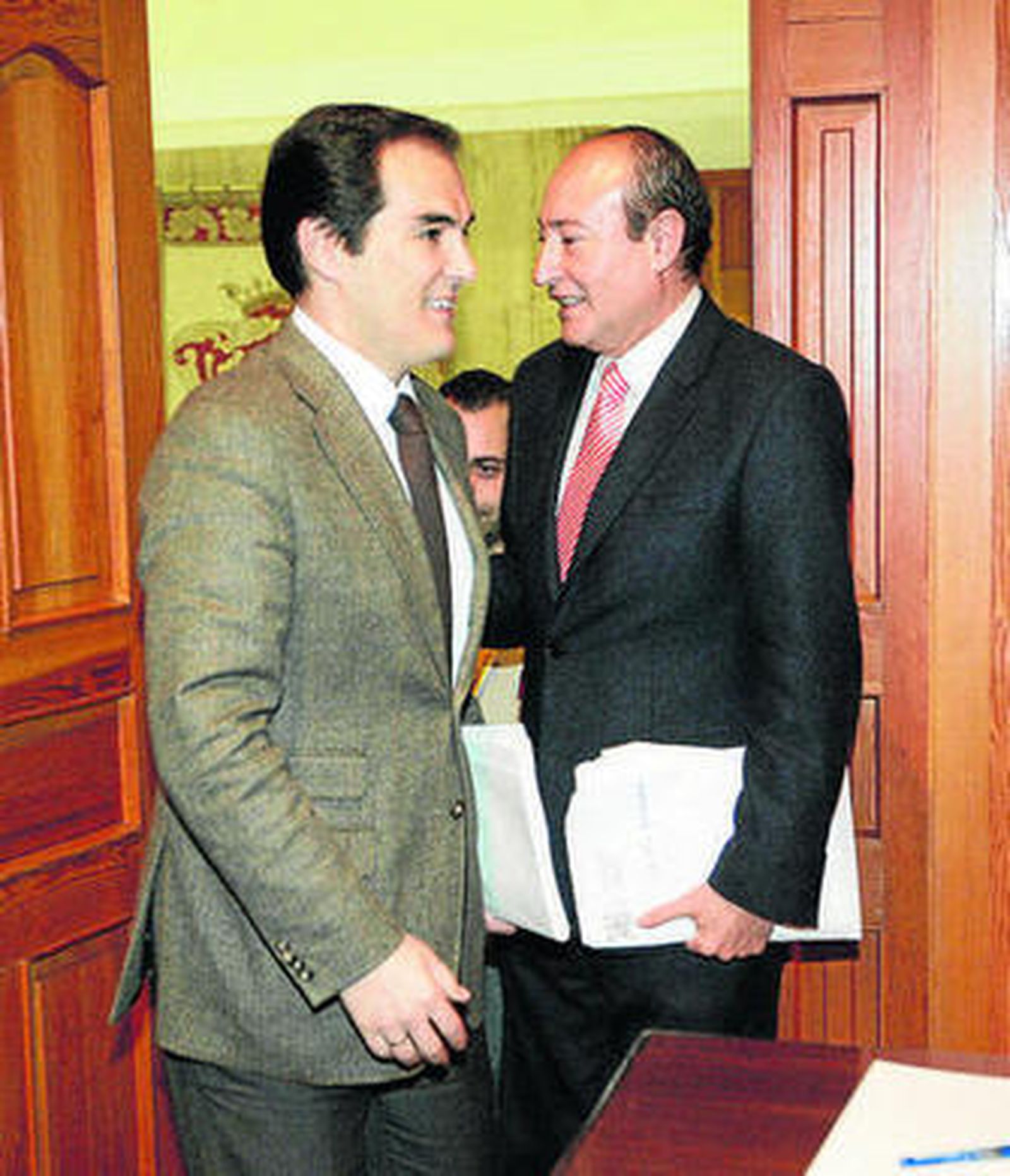 Nieto se cruza con Albuerquerque antes del Pleno de ayer.