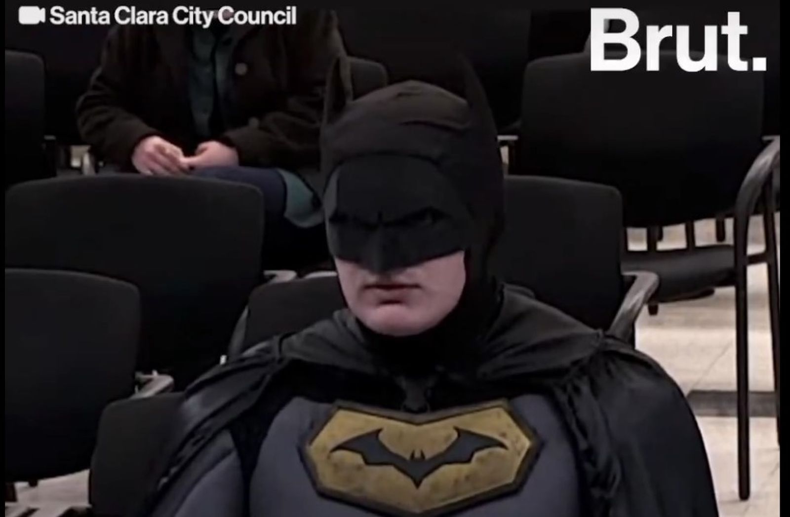El hombre disfrazado de Batman en el pleno de un ayuntamiento.