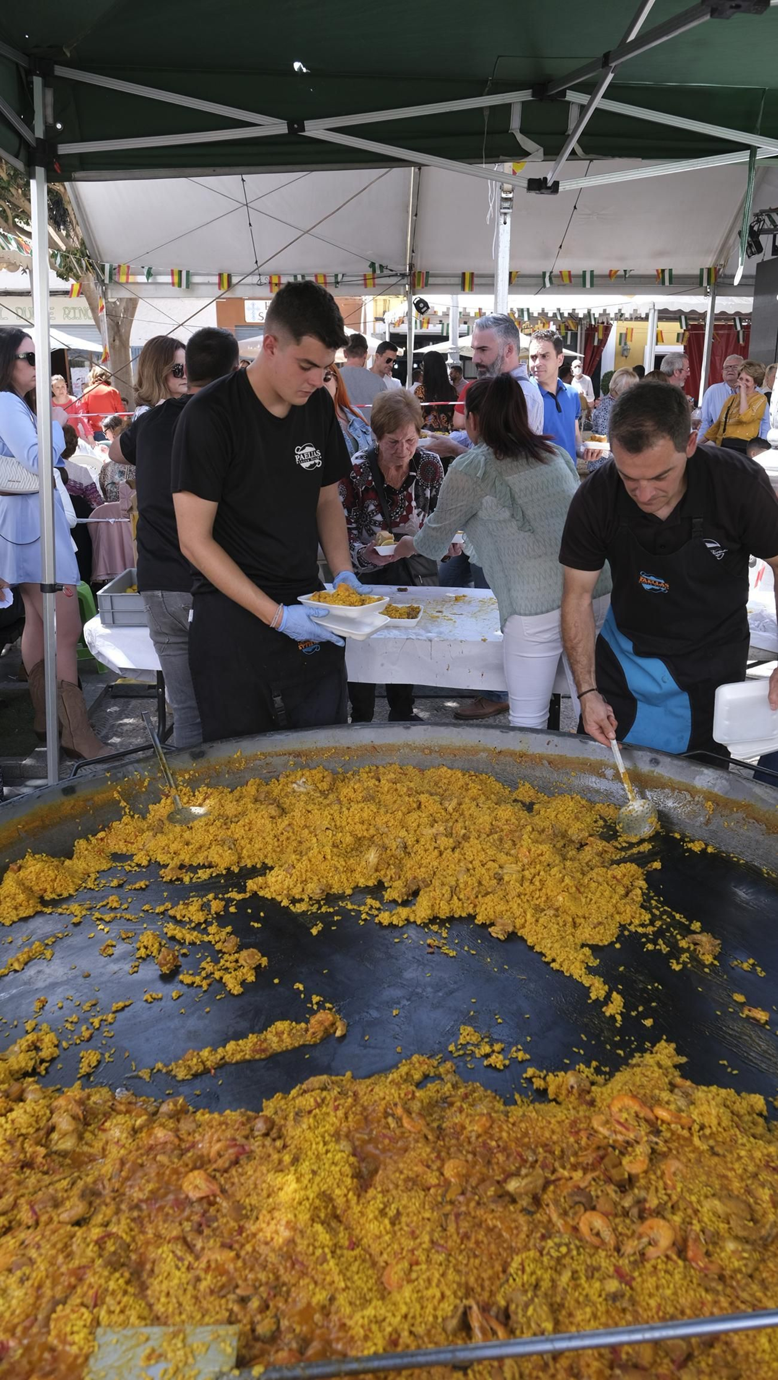 Imágenes de la paella popular en las Fiestas de Canjáyar