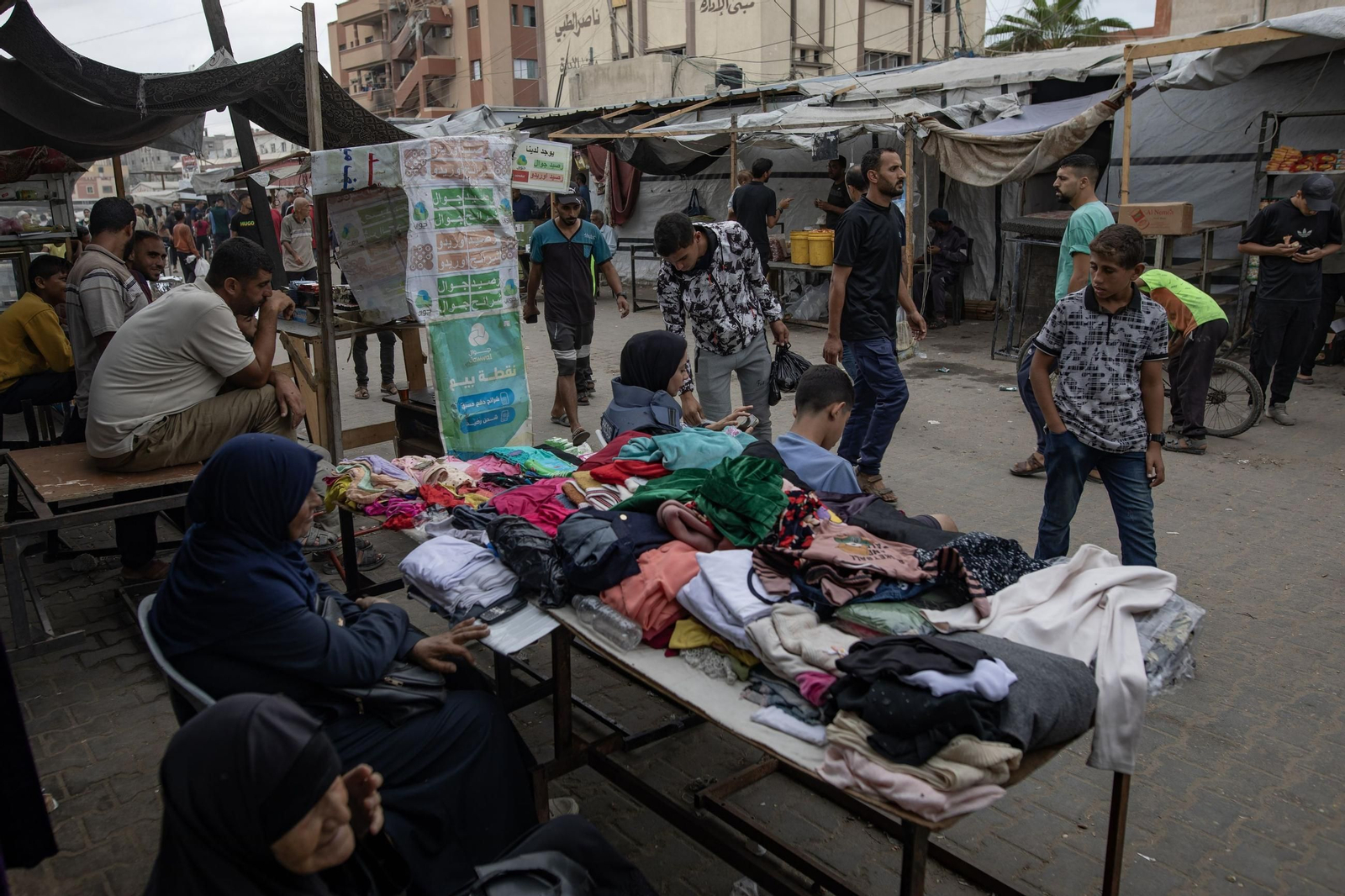 Desplazados palestinos en un mercado de Jan Yunis.