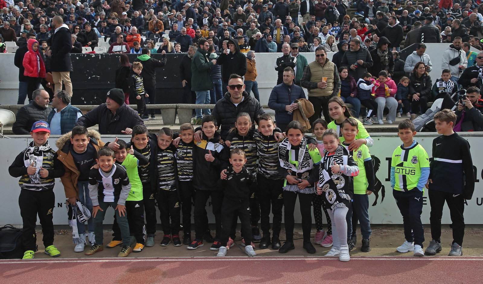 Fotos de la afición durante el Balona - Deportivo de La Coruña en el estadio municipal de La Línea