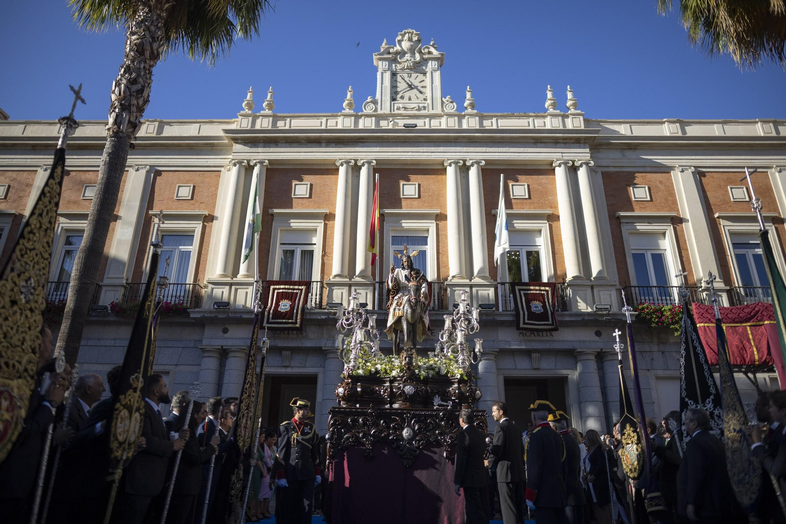 Imágenes de la salida extraordinaria de La Borriquita por las calles de Huelva