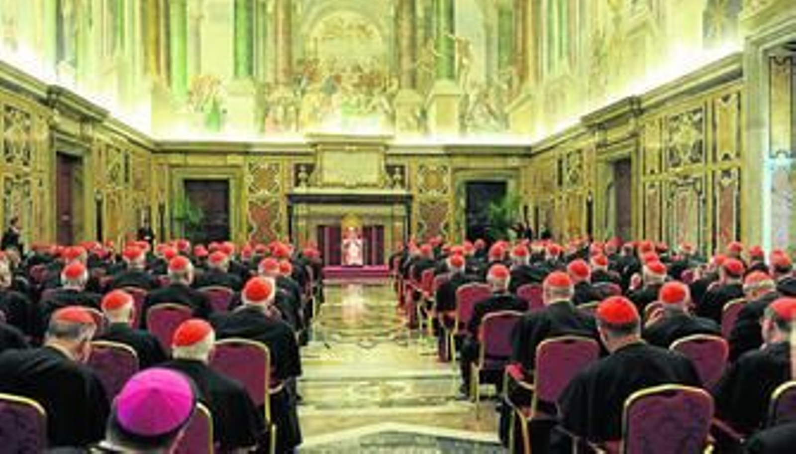Benediicto XVI se dirige a los cardenales en el último encuentro que celebró antes de abandonar el Vaticano el pasado jueves.