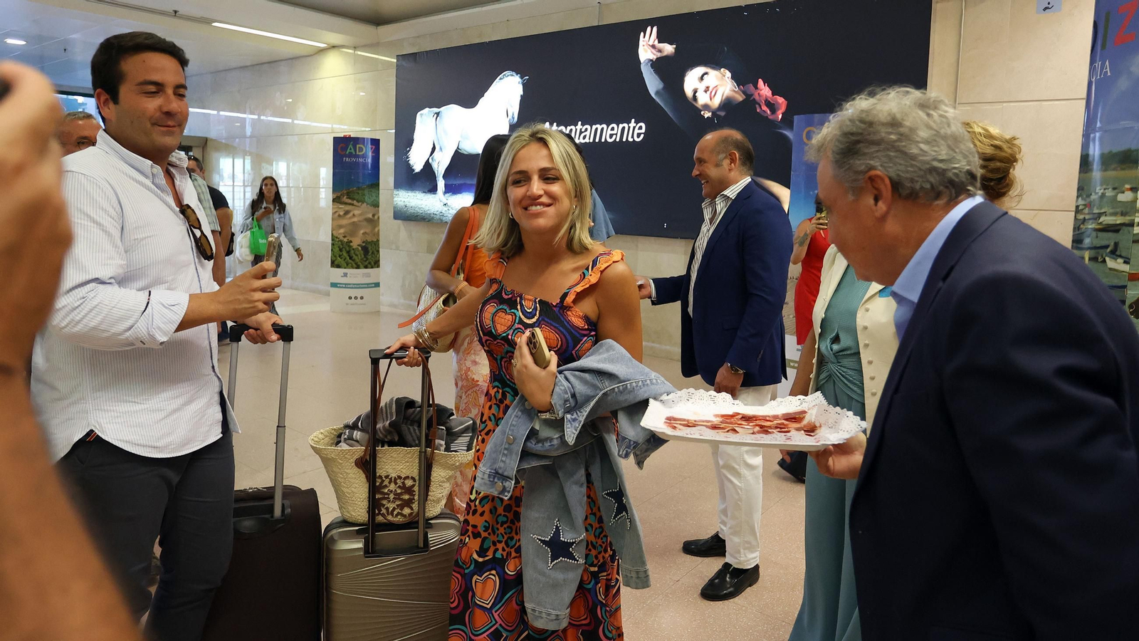 Así ha sido el recibimiento a los pasajeros del vuelo de Las Palmas de Gran Canaria en el Aeropuerto de Jerez