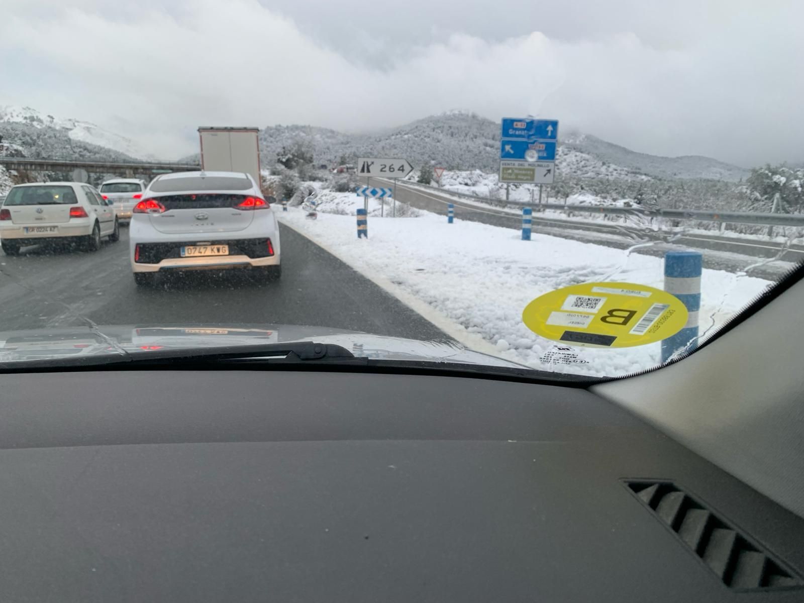 Granada despide la Semana Santa cubierta de nieve