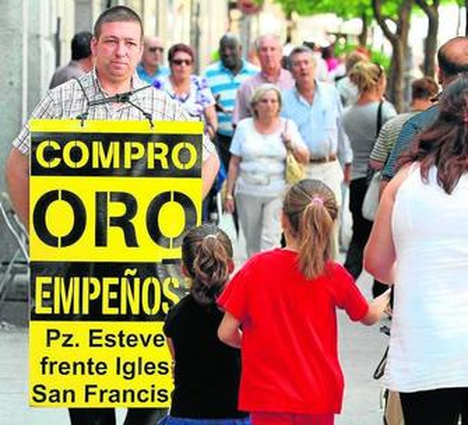 Arriba, un 'hombre anuncio' recorre la calle Larga. Abajo, uno de los muchos negocios que hay en Jerez.