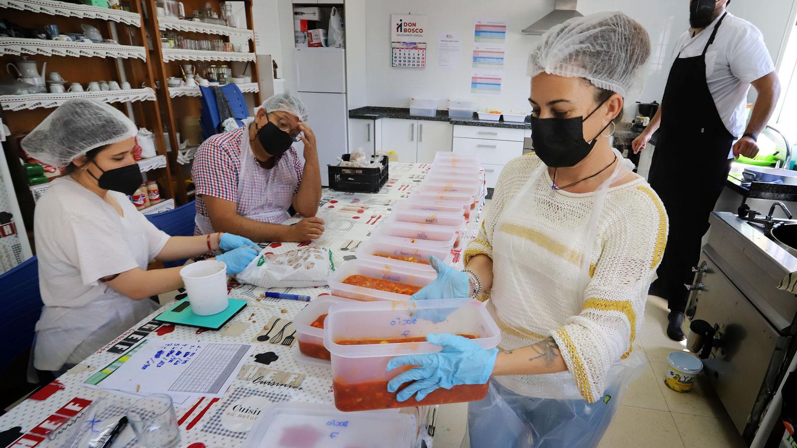 Usuarios del taller Cocina Comunitaria durante la preparación de los menús.