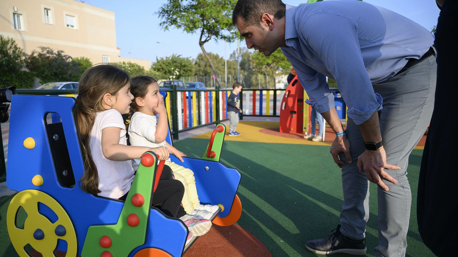 El alcalde charla con dos niñas usuarias del nuevo parque